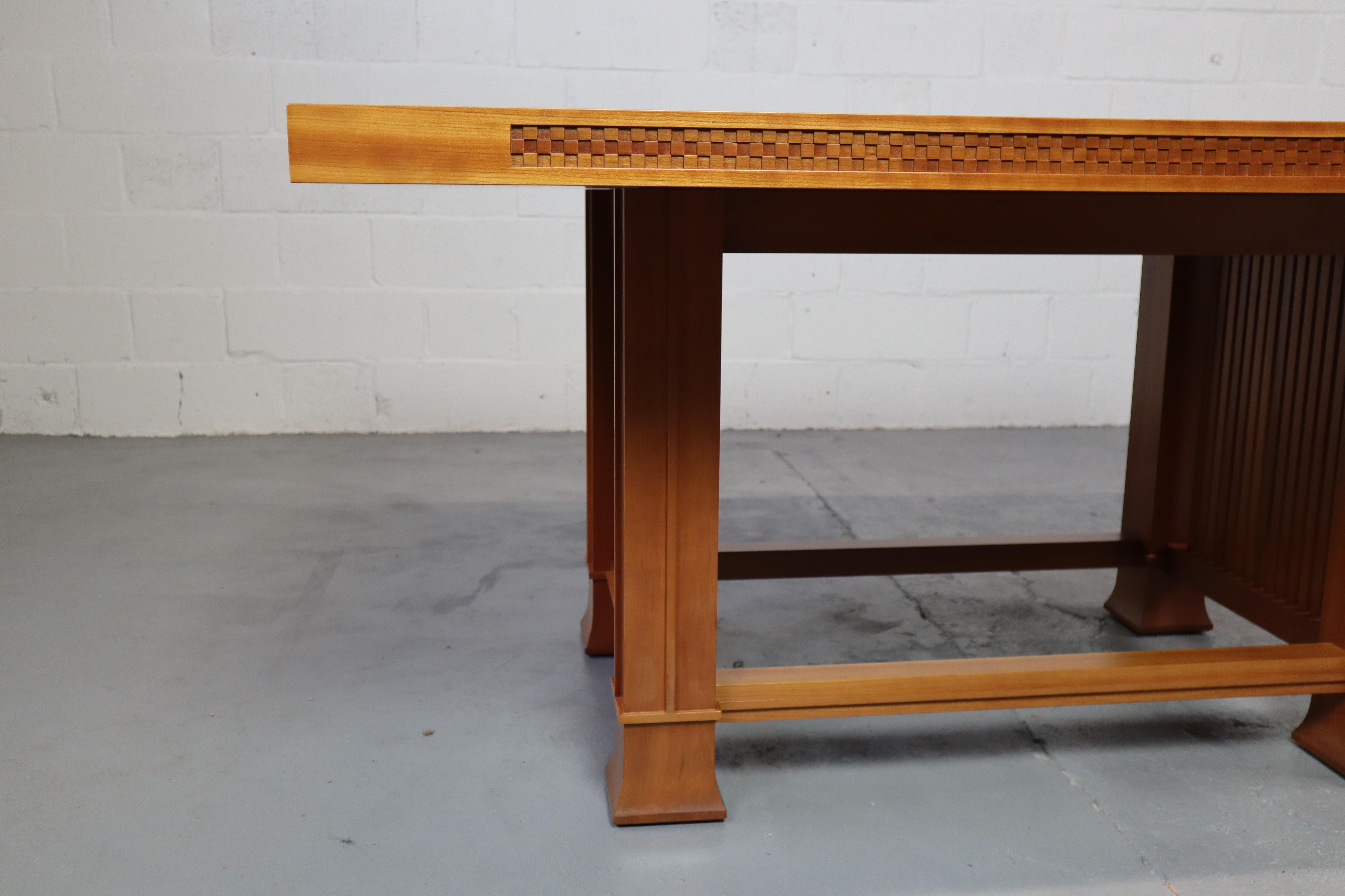 Husser 615 dining table by Frank Lloyd Wright and manufactured by Cassina For Sale 5