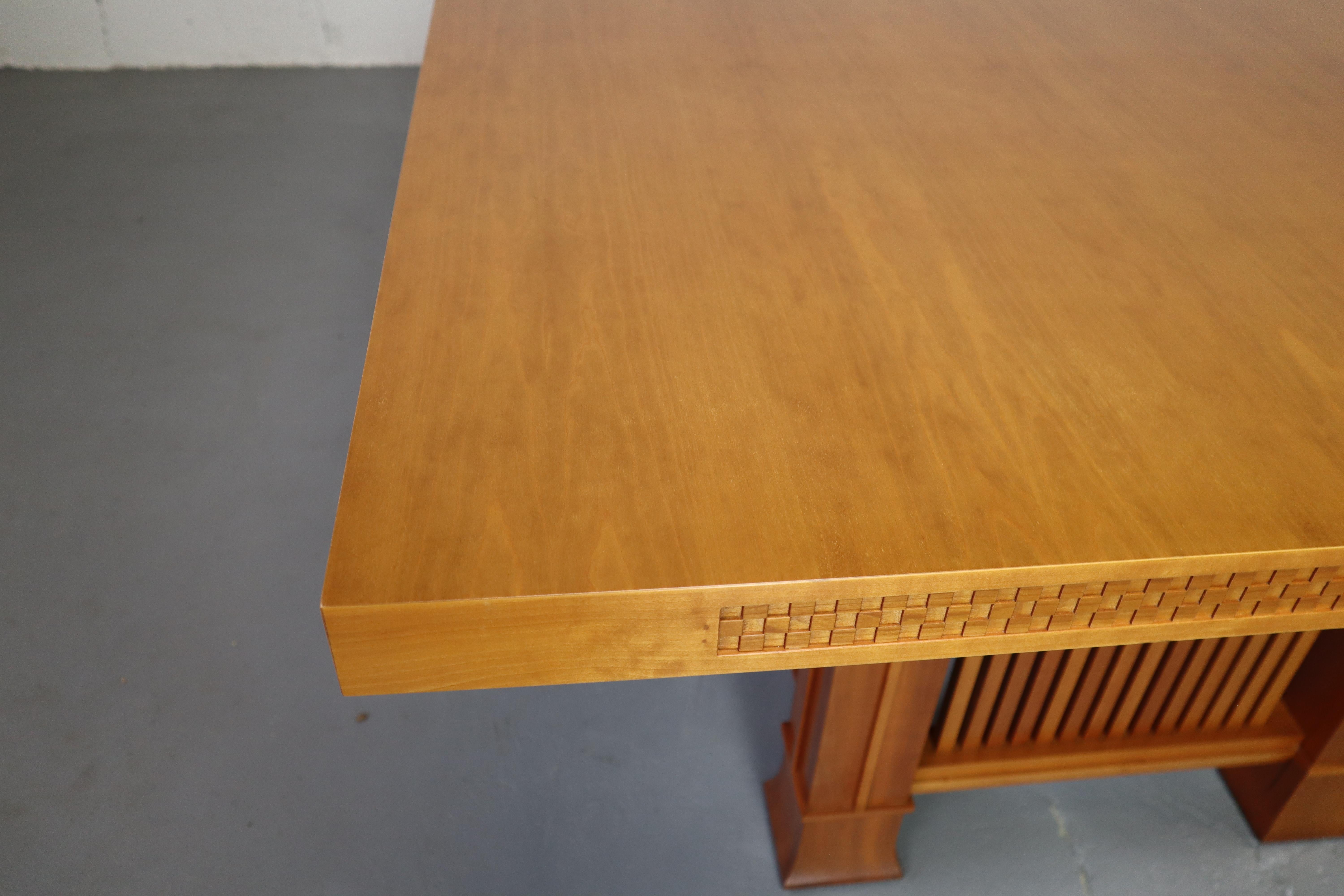 Husser 615 dining table by Frank Lloyd Wright and manufactured by Cassina For Sale 9