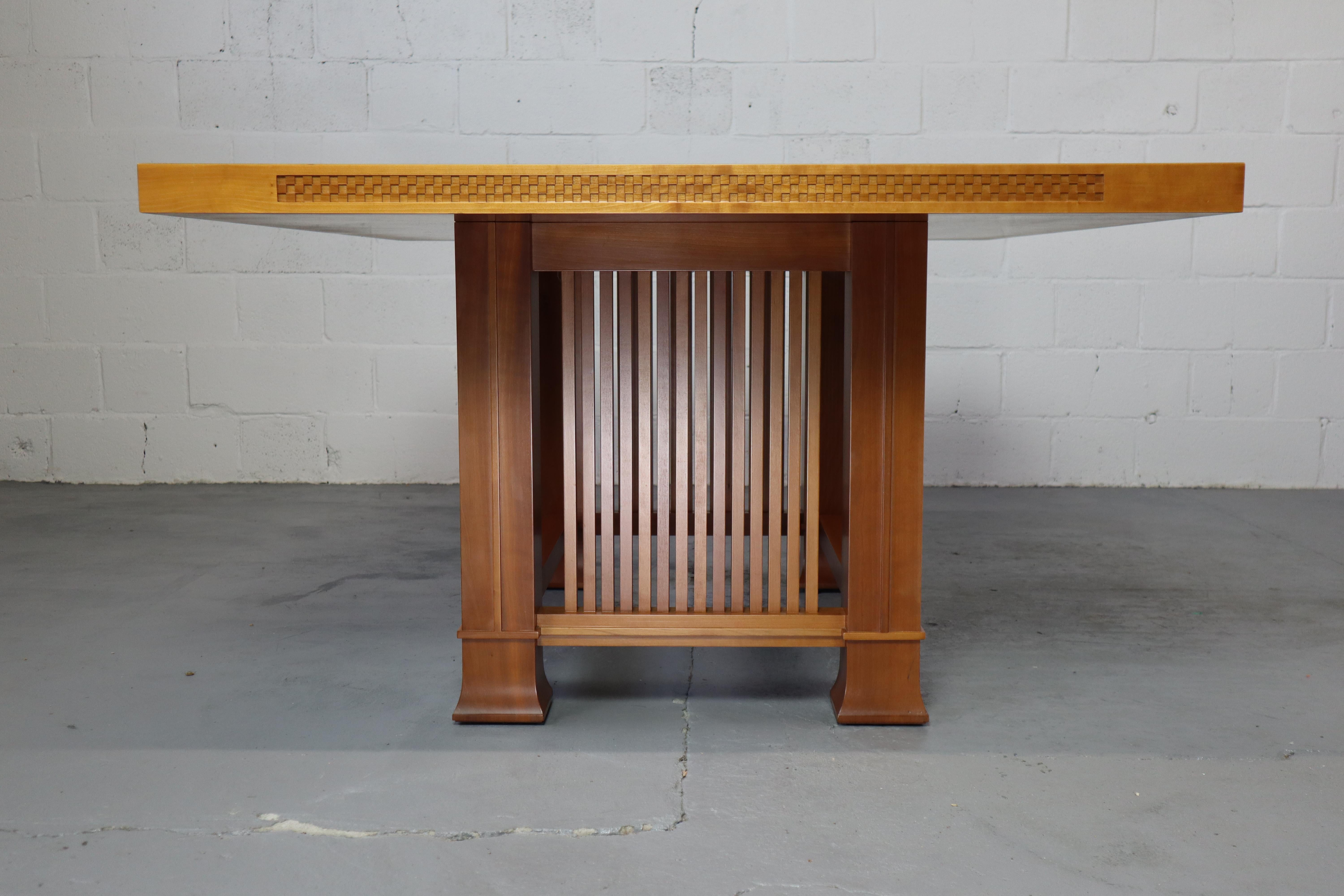 Husser 615 dining table by Frank Lloyd Wright and manufactured by Cassina In Excellent Condition For Sale In Langemark-Poelkapelle, BE