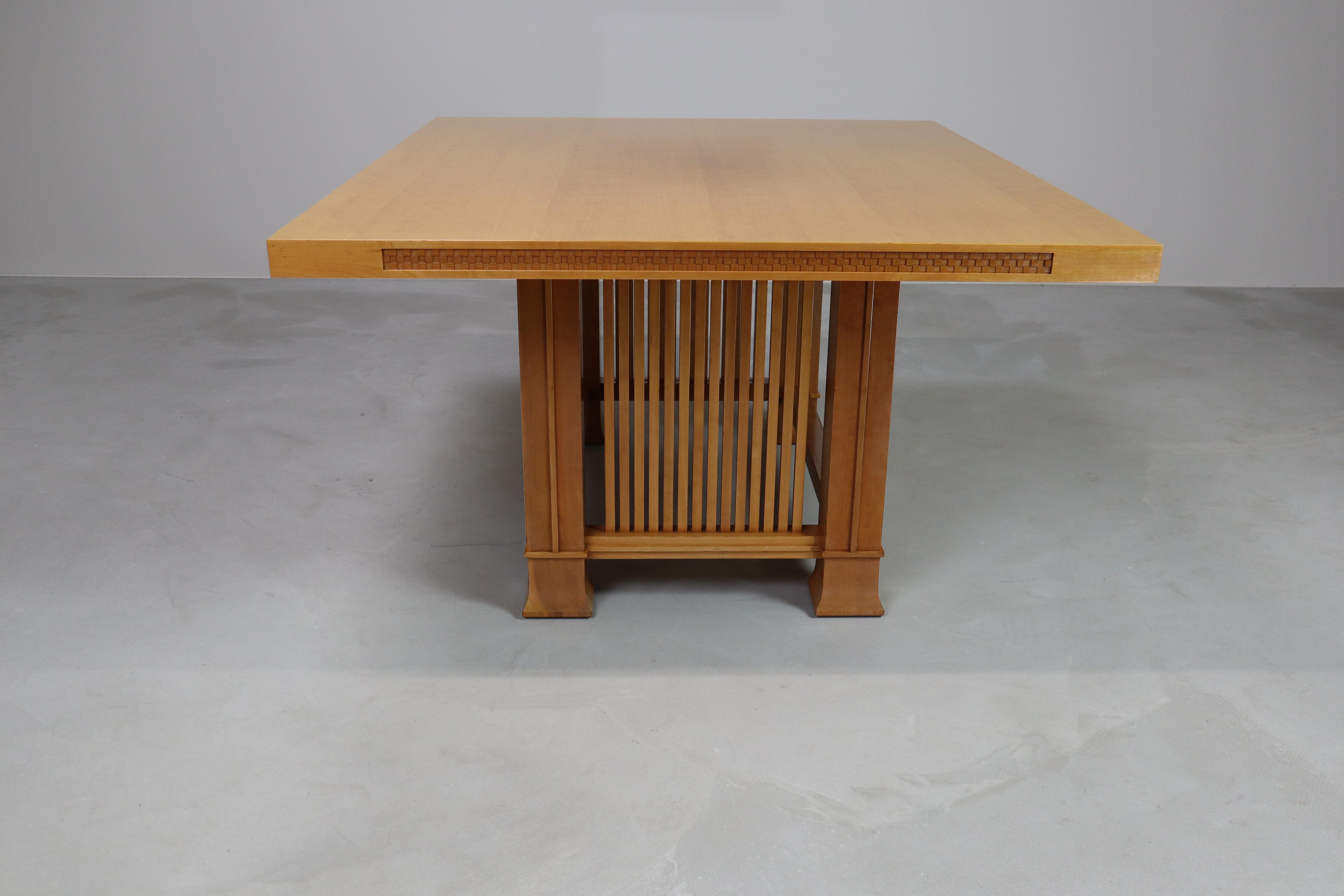 Esstisch Husser 615, entworfen von Frank Lloyd Wright im Jahr 1899 für das Haus Husser in Chicago. Das Husser-Haus wurde ebenfalls von Frank Lloyd Wright für Helen und Joseph Husser entworfen.
Der Tisch wurde 1992 von Cassina neu aufgelegt und in