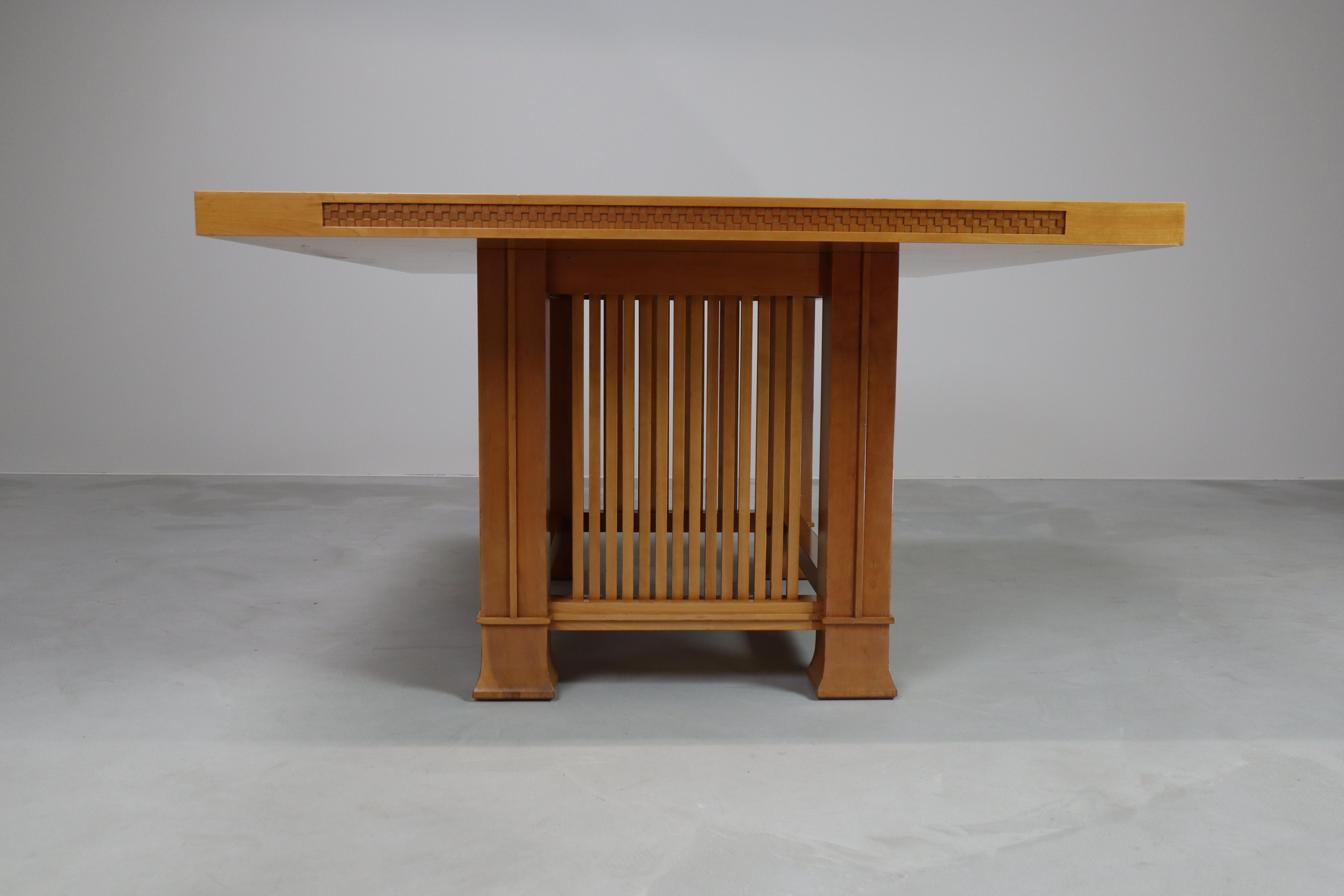 Husser 615 Esstisch von Frank Lloyd Wright, hergestellt von Cassina (Arts and Crafts) im Angebot