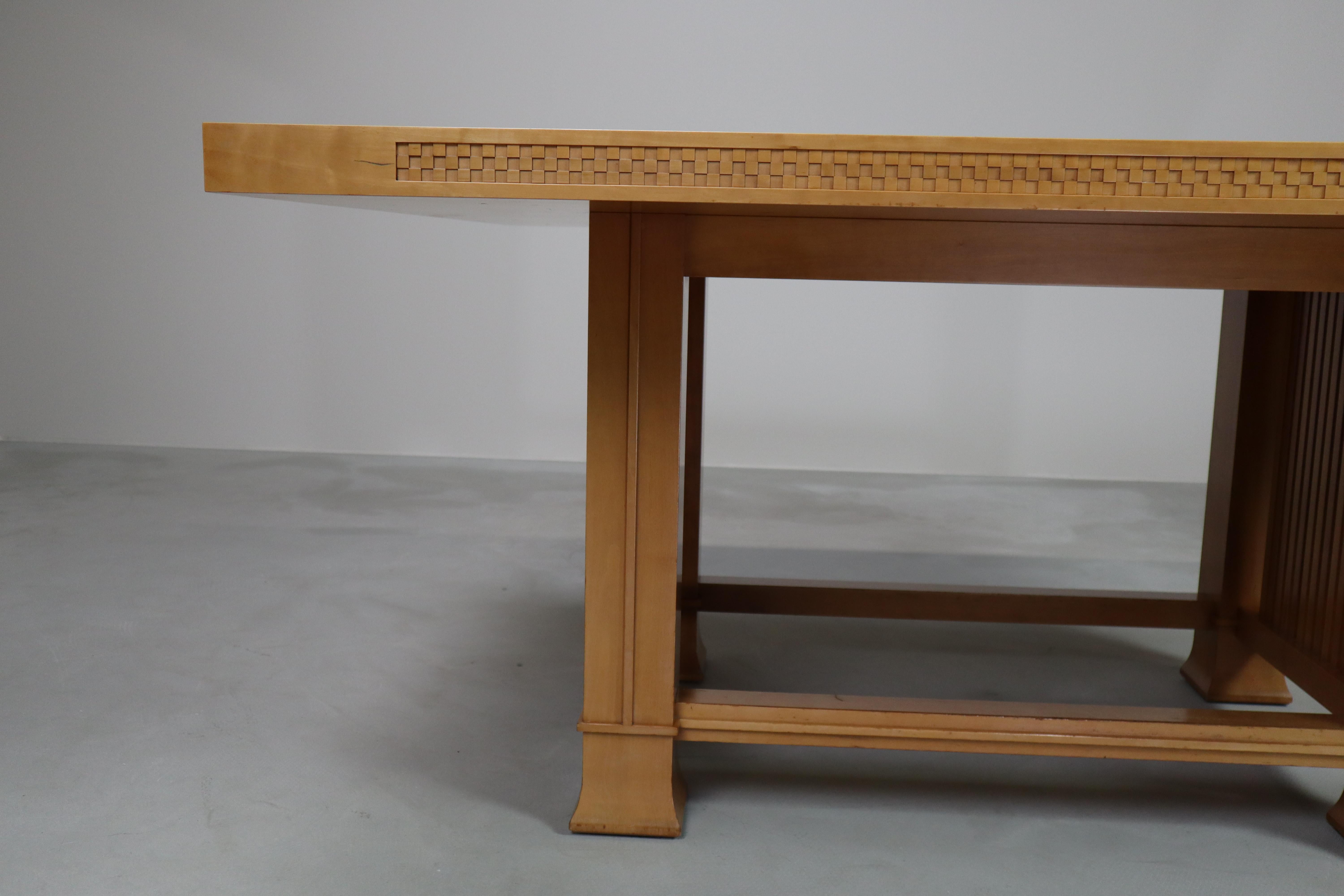 Husser 615 Esstisch von Frank Lloyd Wright, hergestellt von Cassina im Zustand „Gut“ im Angebot in Langemark-Poelkapelle, BE