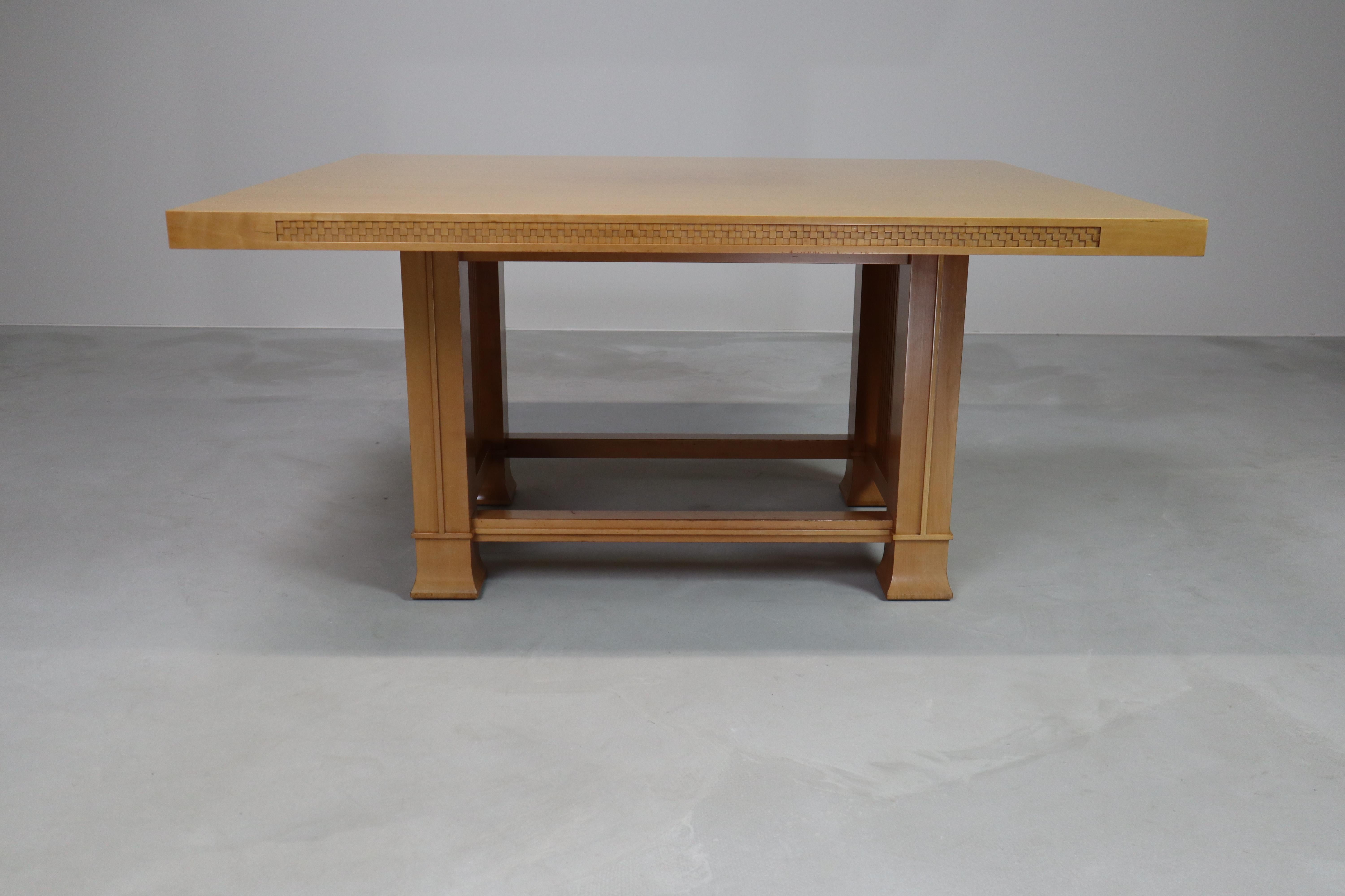 Husser 615 Esstisch von Frank Lloyd Wright, hergestellt von Cassina im Angebot 1