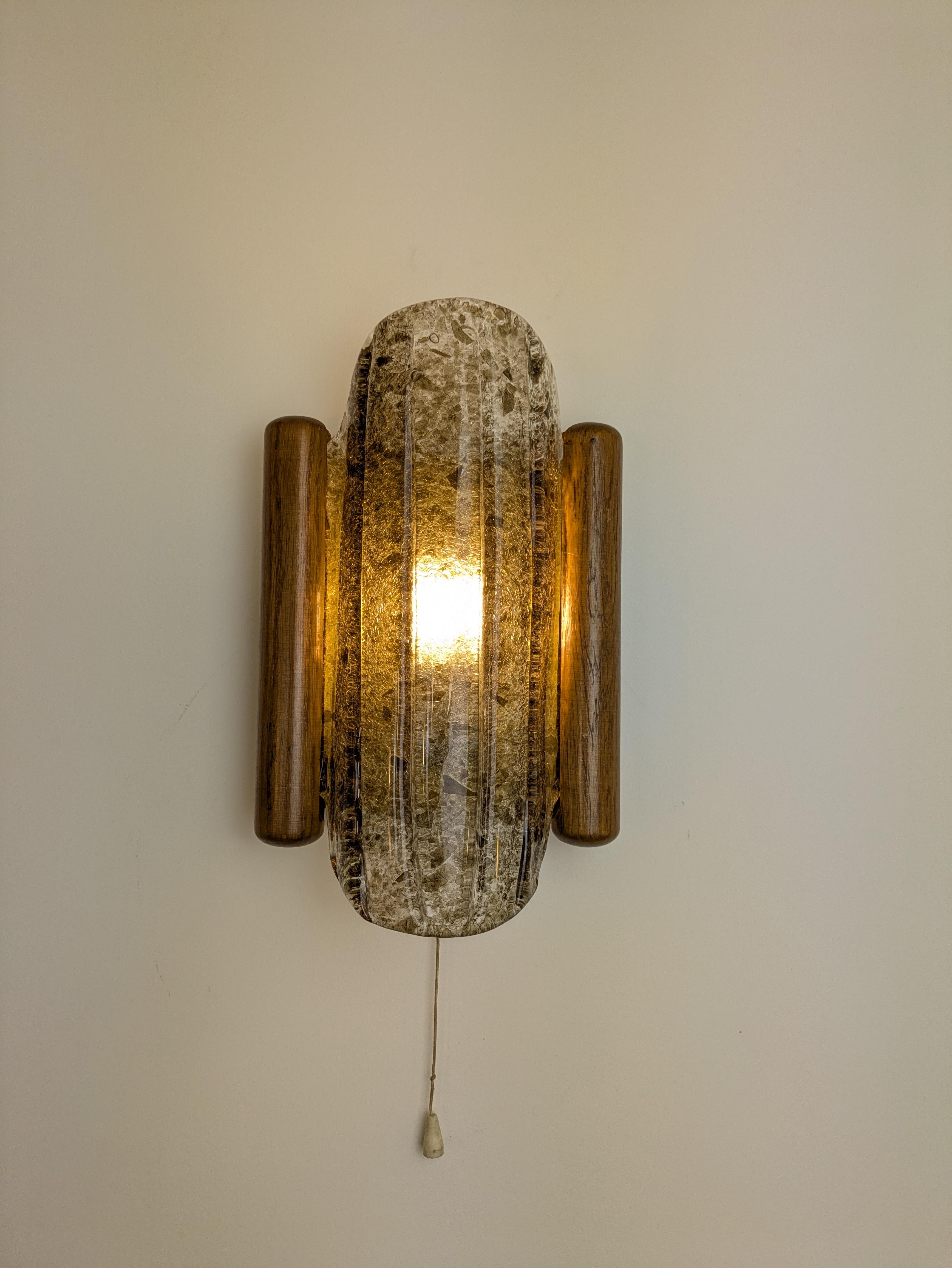 Tedesco Hustadt Leuchten, lampada da parete in quercia e vetro, Germania, anni '60 in vendita