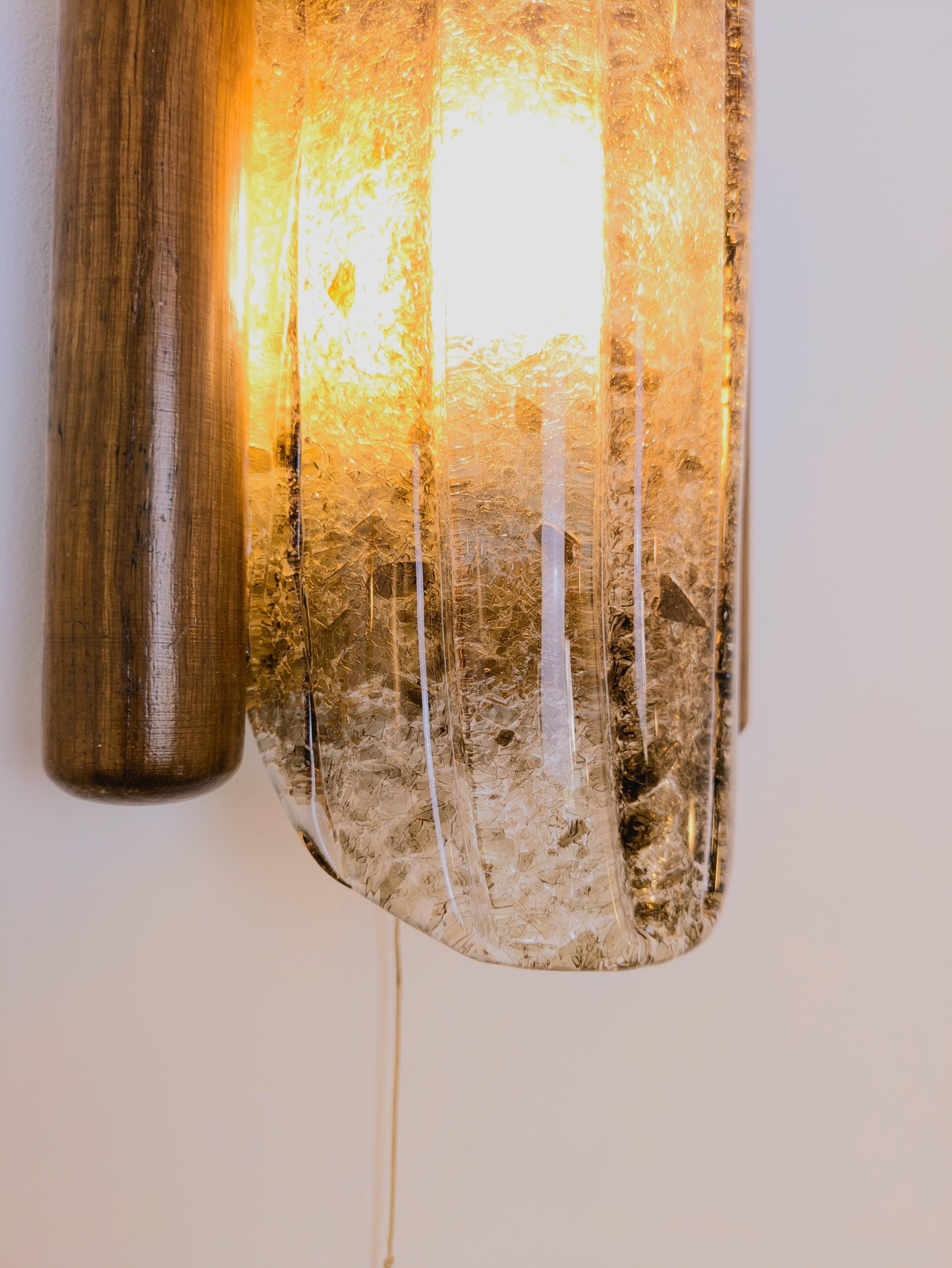 Fatto a mano Hustadt Leuchten, lampada da parete in quercia e vetro, Germania, anni '60 in vendita