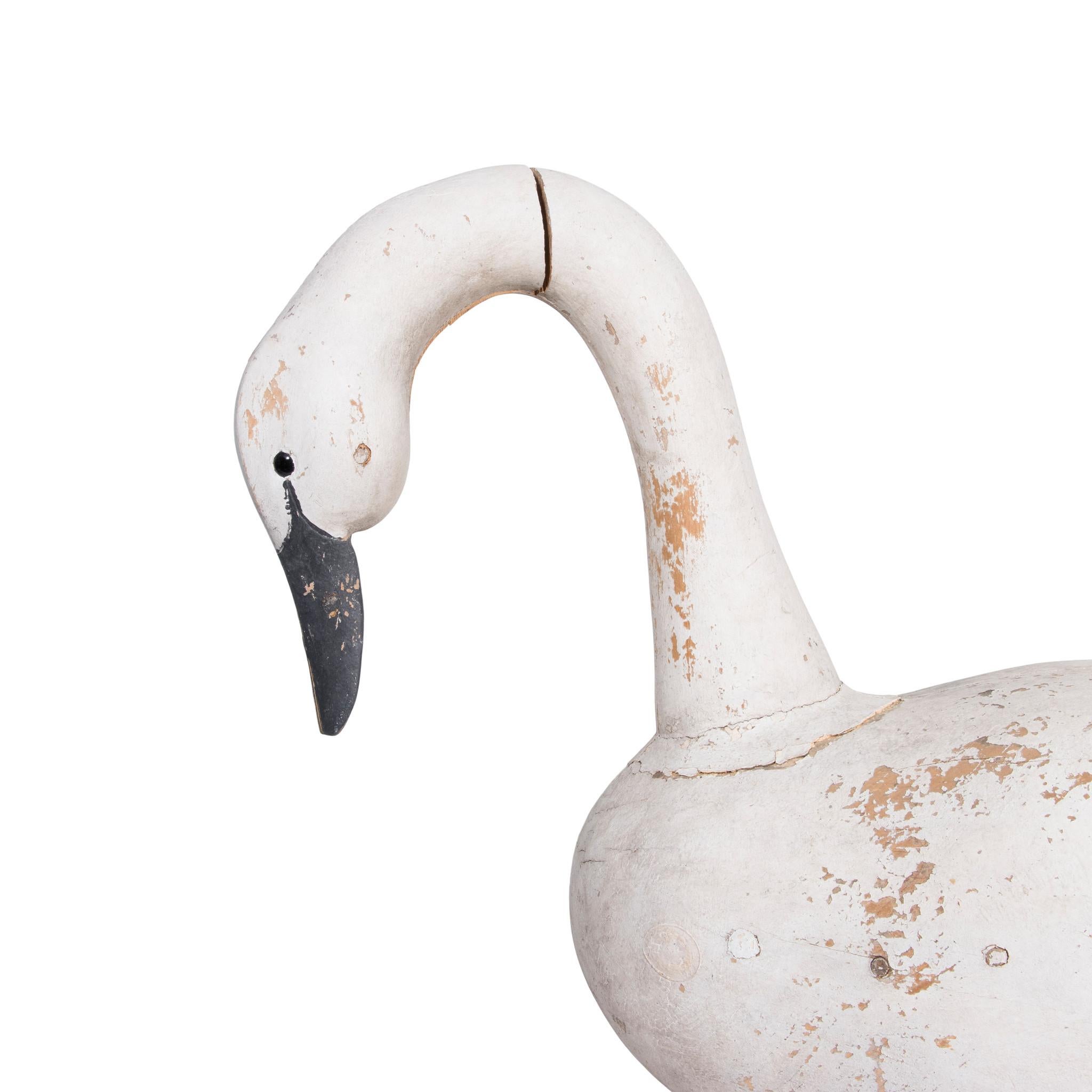 Sculpté à la main Appelant en forme de Swan en vente