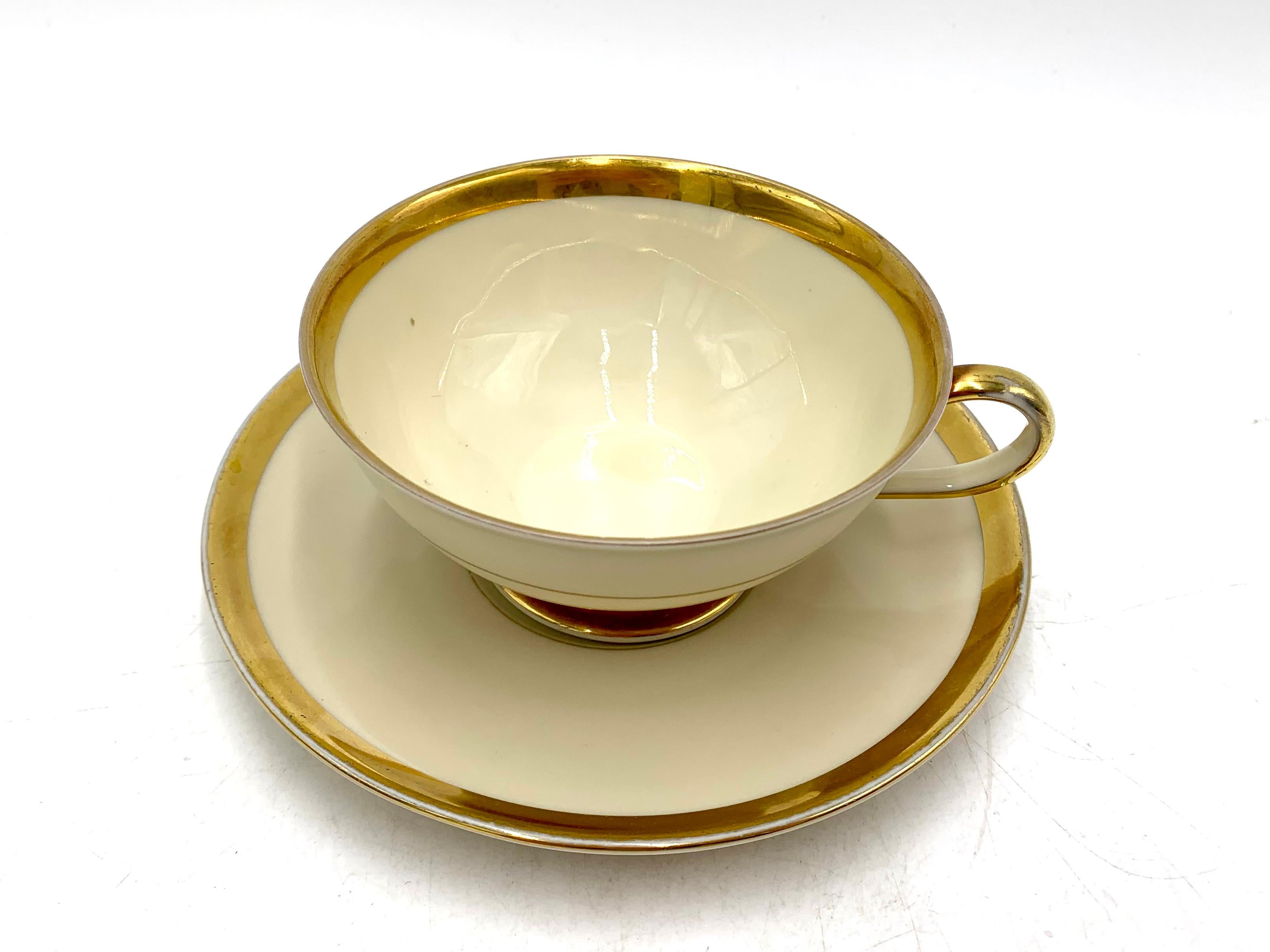 Coffee cup and saucer in ecru bone color with gilding on the edges.

Signed Hutschenreuther Selb. Mark used in 1939-1965.

Very good condition with no damage.

cup: height 5 cm, diameter 10.5 cm

saucer: diameter 14.5 cm.