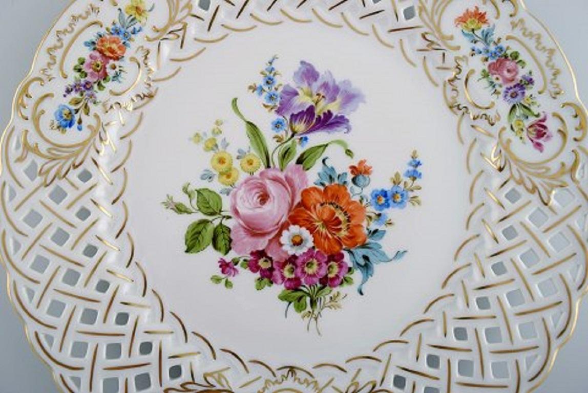 Hutschenreuther dinner plate in openwork porcelain with hand painted flowers and gold decoration, 1960s.
Measures: Diameter 25.5 cm.
In excellent condition.
Stamped.