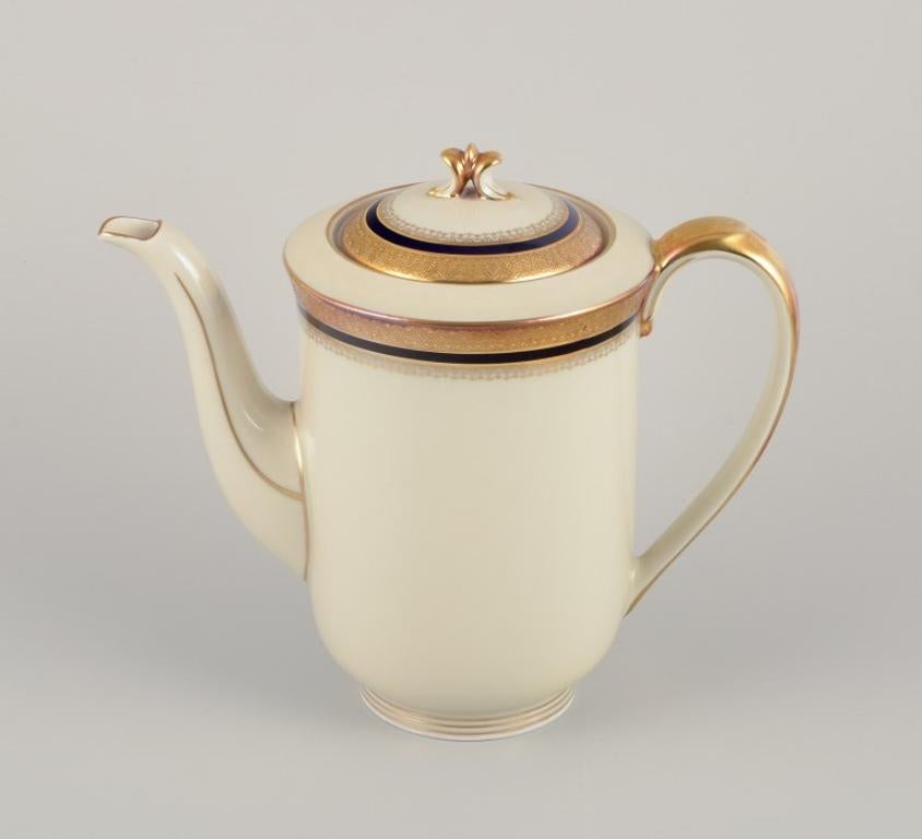 Hutschenreuther, Alemania. Servicio completo de café para seis personas, compuesto por seis tazas grandes de café con platillos, un azucarero y una cafetera. 
De la serie 
