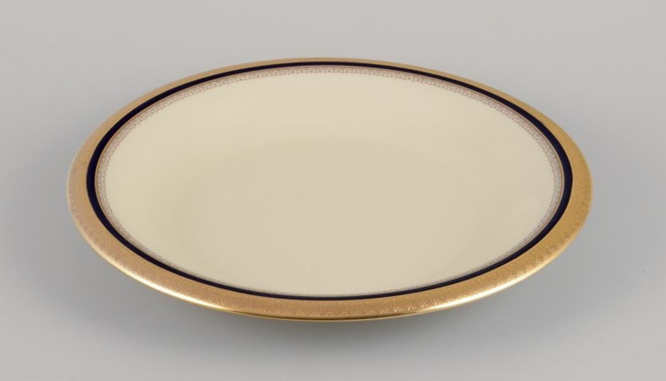 Hutschenreuther, Germany. Large round serving platter in porcelain. In Excellent Condition For Sale In København, Copenhagen