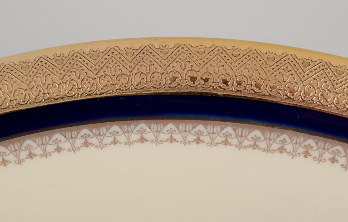 Mid-20th Century Hutschenreuther, Germany. Large round serving platter in porcelain. For Sale