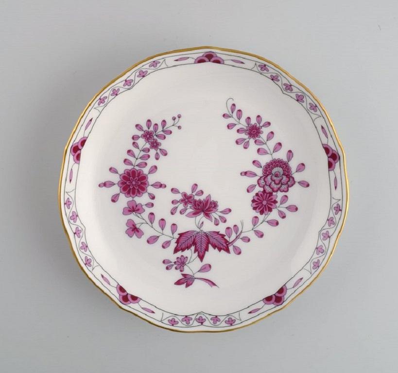 Hutschenreuther, Germany. 
Three plates and two bowls in openwork porcelain with hand-painted flowers and gold decoration. Mid-20th century.
The bowls measure: 14.5 x 5.5 cm.
Plate diameter: 16 cm.
In excellent condition.
Stamped.