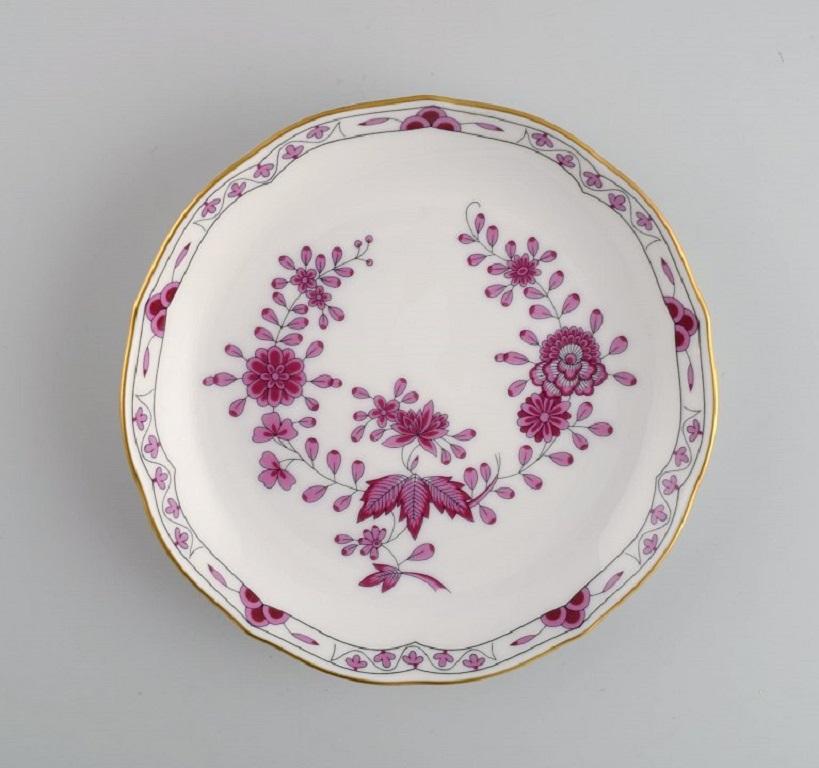 Hutschenreuther, Germania. 
Tre piatti e due ciotole in porcellana traforata con fiori dipinti a mano e decorazioni in oro. Metà del XX secolo.
Le ciotole misurano 14,5 x 5,5 cm.
Diametro del piatto: 16 cm.
In ottime condizioni.
Timbrato.