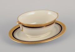 Hutschenreuther, Deutschland. Zwei Teller und Sauciere aus der Serie „Margarete“.