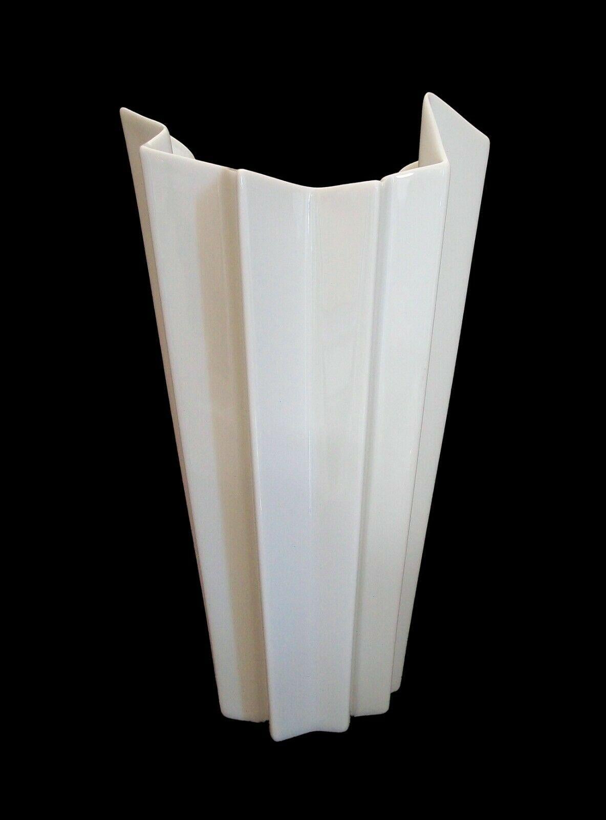 Hutschenreuther, Heinrich Fuchs, Jarrón de porcelana MCM, Alemania, hacia la década de 1970 Glaseado en venta