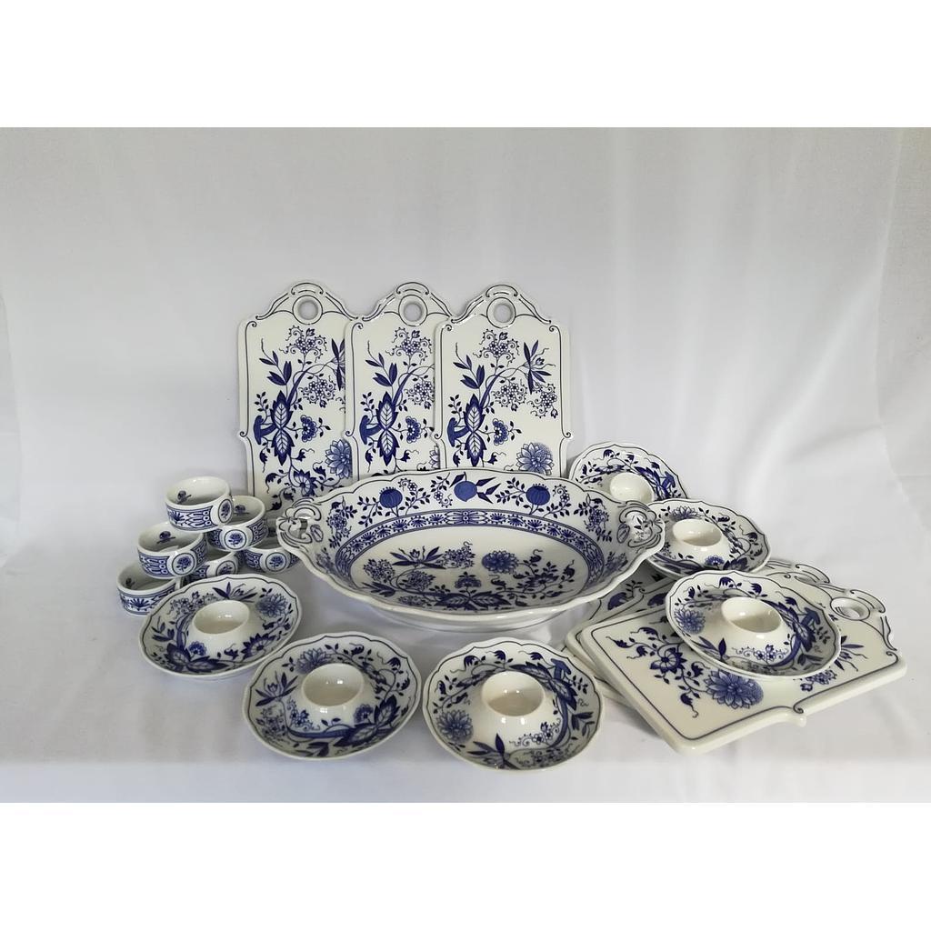 His beautiful and special Hutschenreuther Porcelain breakfast set for 6 people consists of 19 white and blue with floral motifs porcelain pieces:
- 6 bread boards
- 6 egg holders
- 6 napkin rings
- 1 bread bowl.