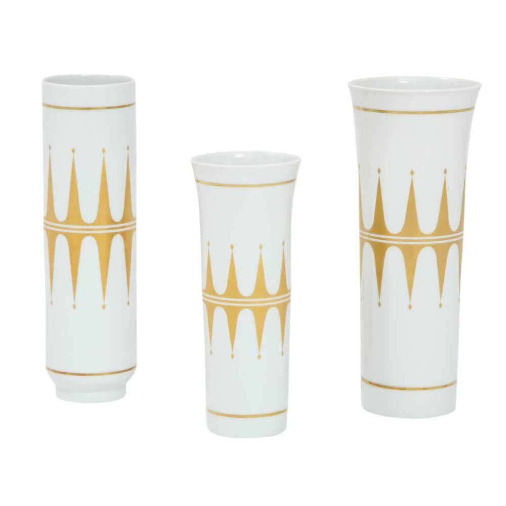 Hutschenreuther Vasen, Porzellan, Gold und Weiß, signiert. Satz von drei kleinen bis mittelgroßen Vasen, dekoriert mit goldenen geometrischen 
