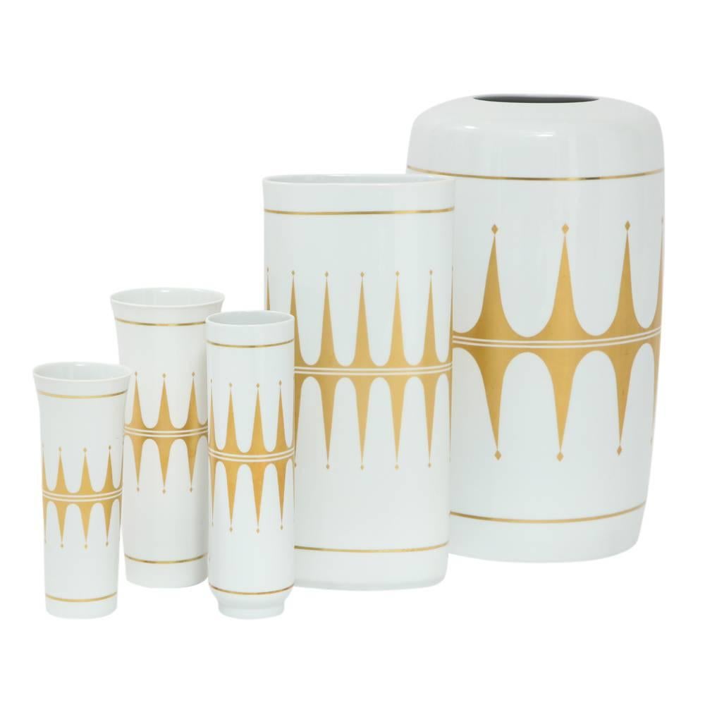 Hutschenreuther-Vasen, Porzellan, Weiß, Gold, signiert (Moderne der Mitte des Jahrhunderts) im Angebot
