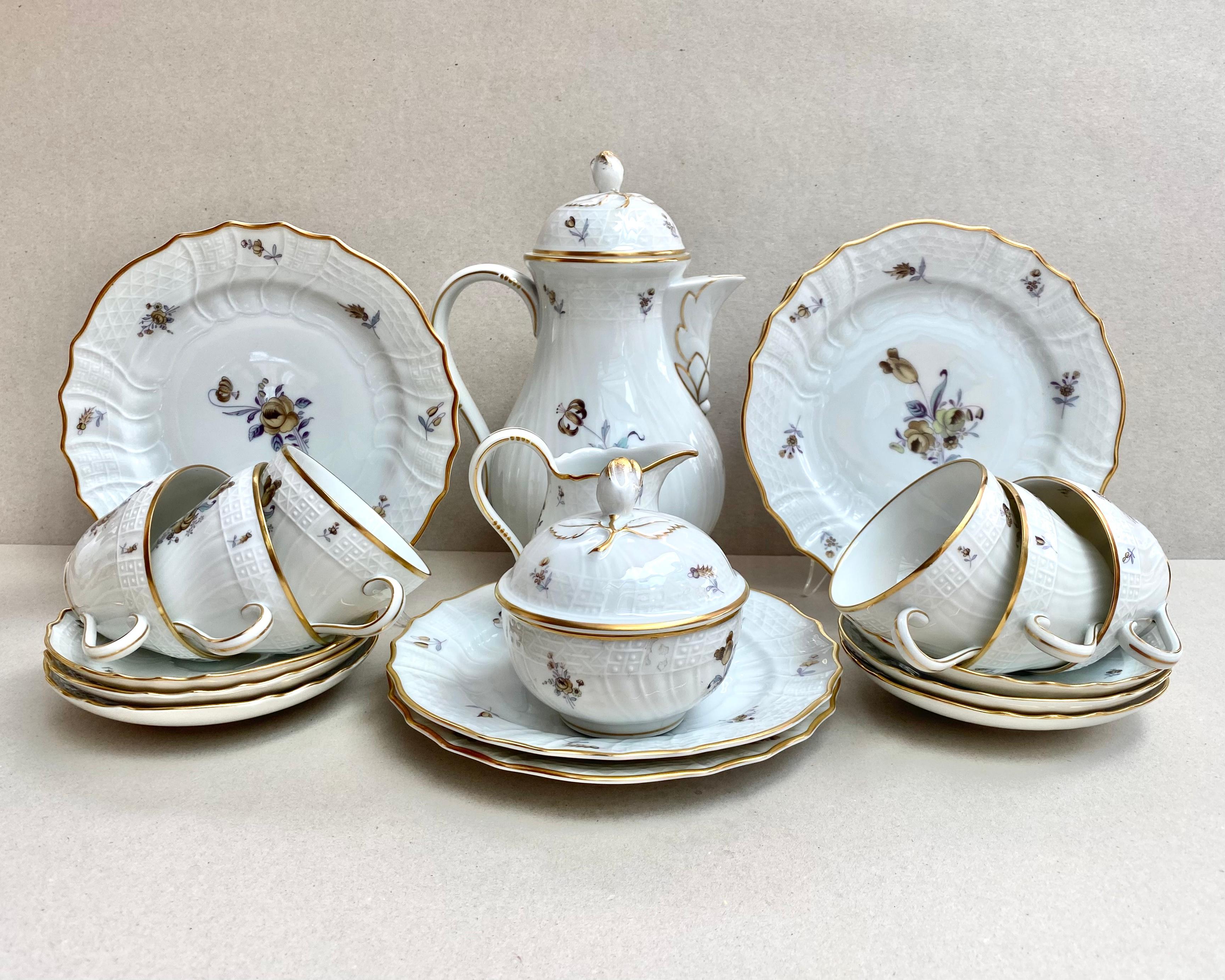 Magnificent bone china from the renowned oldest German manufactory Hutschenreuther Selb.

Collection “Dresden”. 

Stamp of the 1950s, number on each item. 

Unfortunately, neither photos nor videos convey its beauty. 

It is beautiful - noble