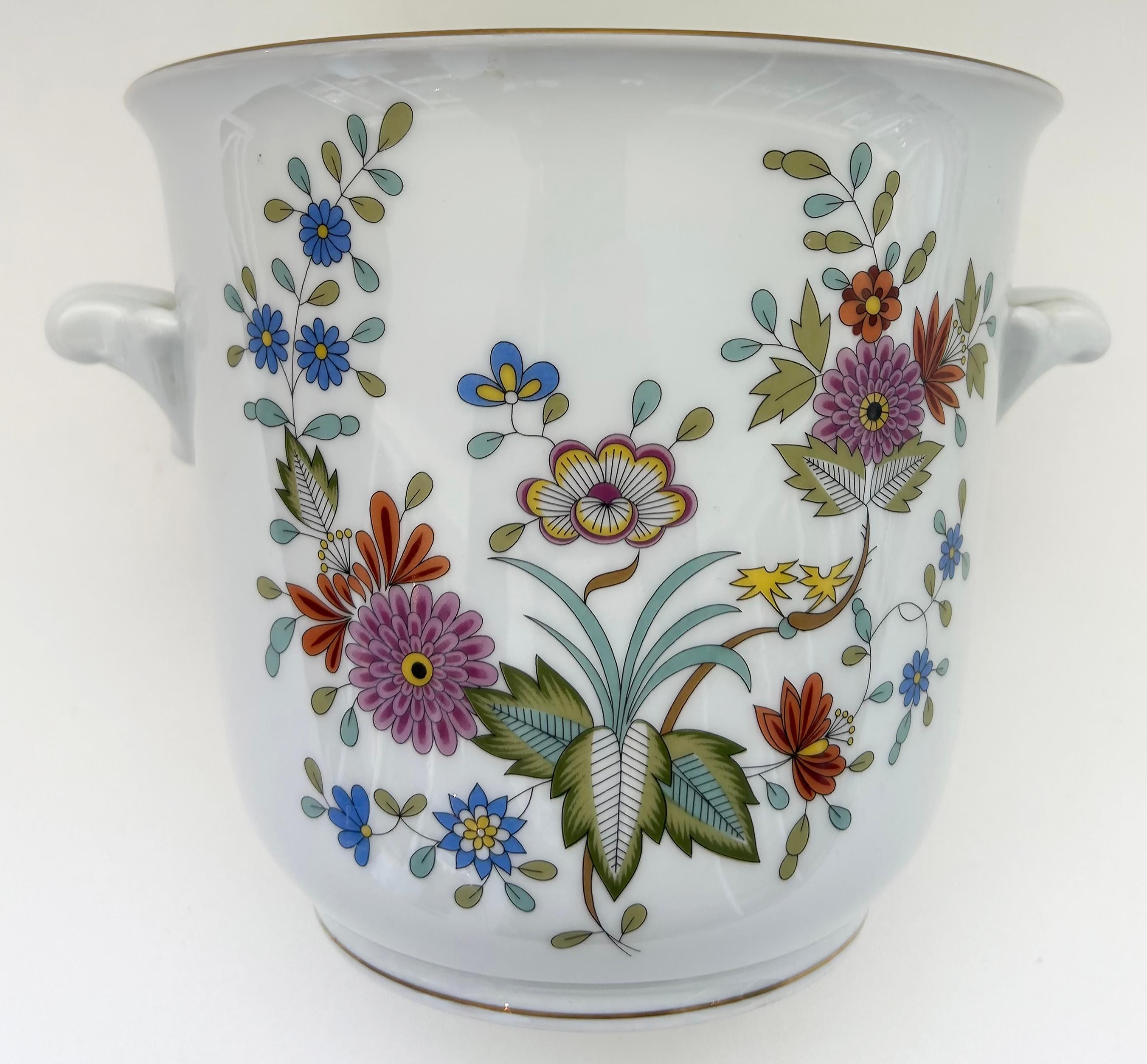 Hutschenreuther Tirschenreuth, Deutschland, Porzellan-Übertöpfe mit Blumendekoration

Zum Verkauf angeboten wird ein Hutschenreuther Tirschenreuth, Deutschland Porzellan Übertopf um 1980 mit floralen und vergoldeten Dekoration. Durchmesser oben: 7