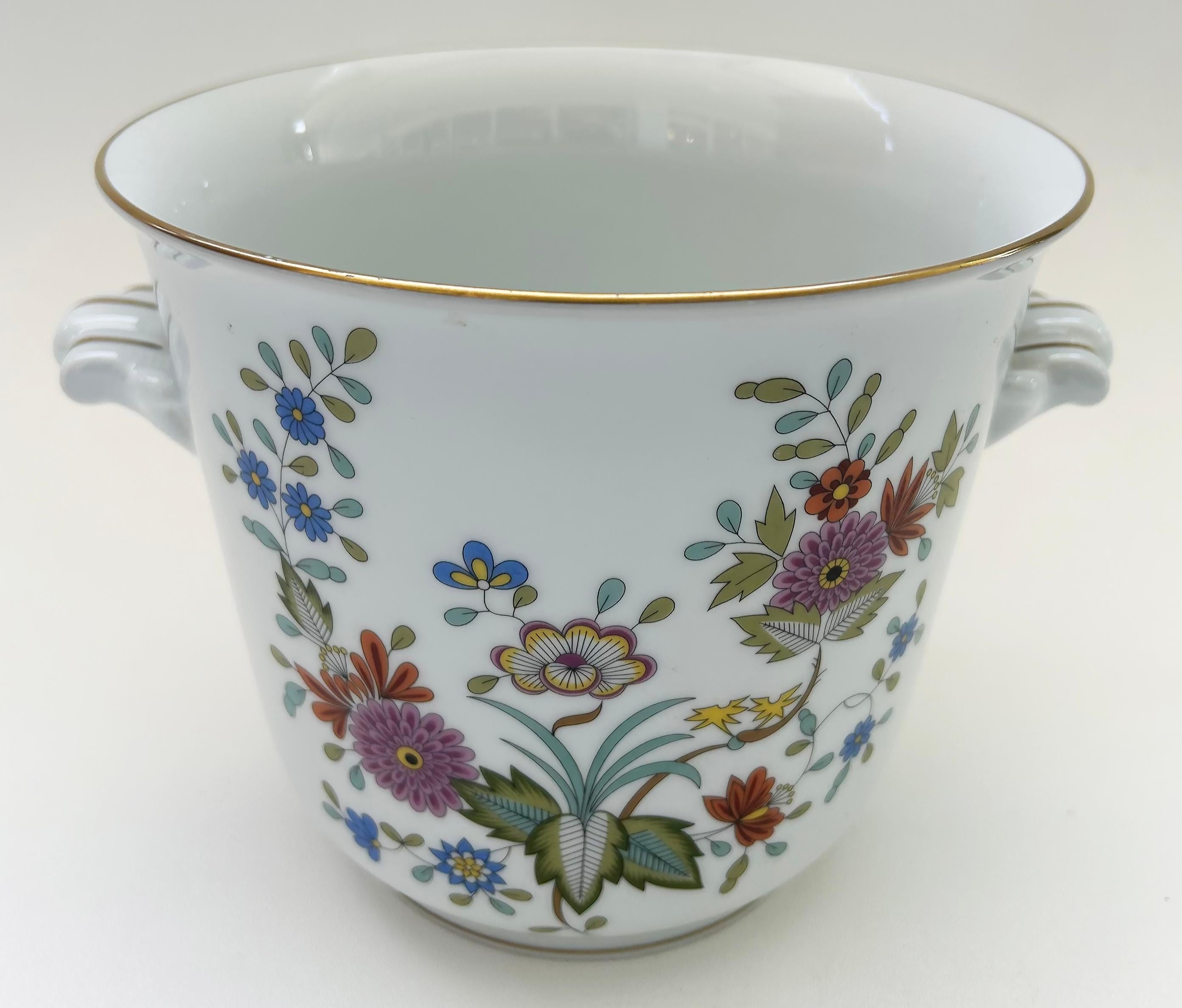 Hutschenreuther Tirschenreuth, Deutschland, Porzellan-Übertöpfe mit Blumendekoration (Moderne) im Angebot