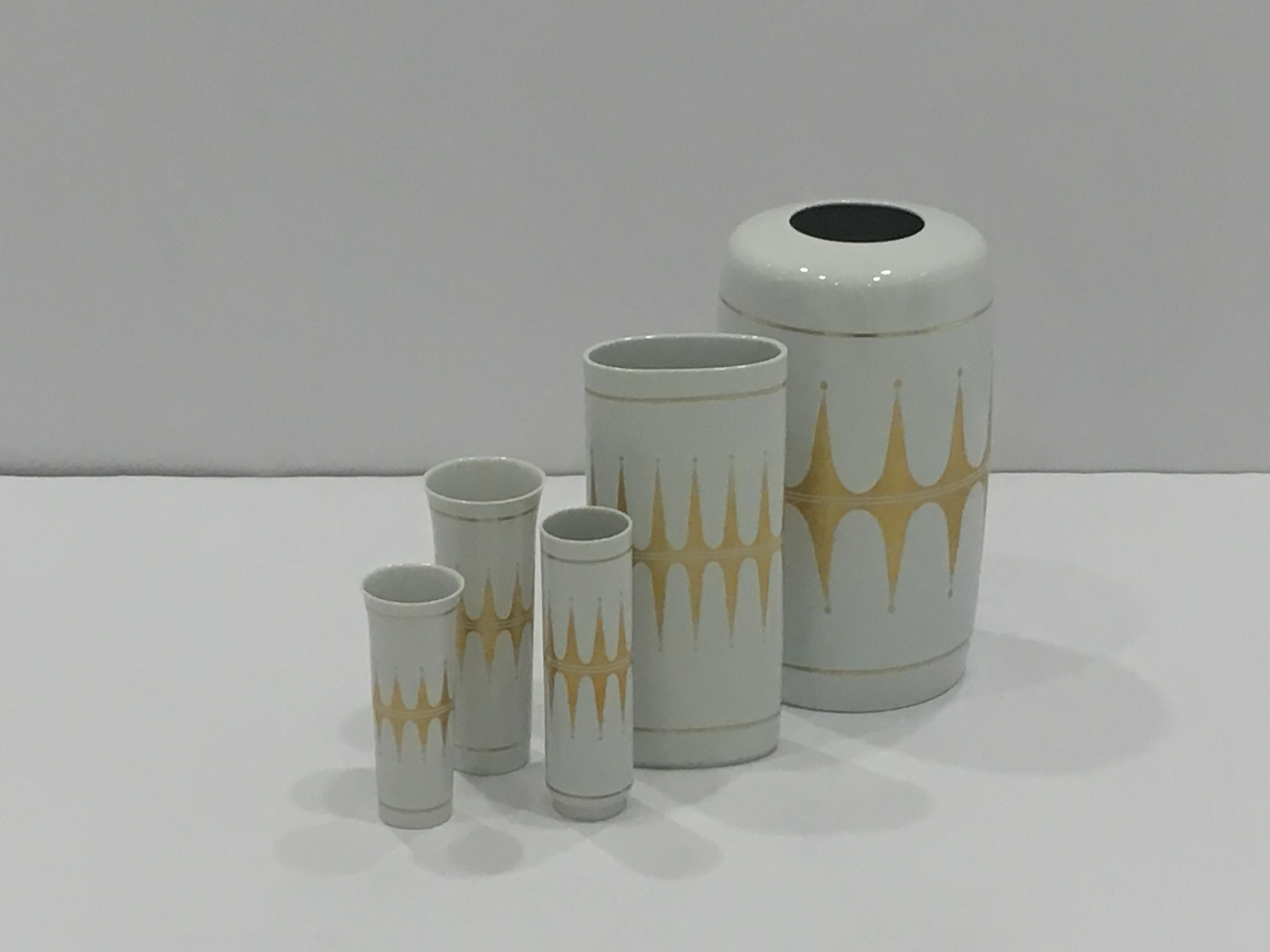 Hutschenreuther-Vase, Porzellan, Weiß, Gold, signiert im Angebot 3