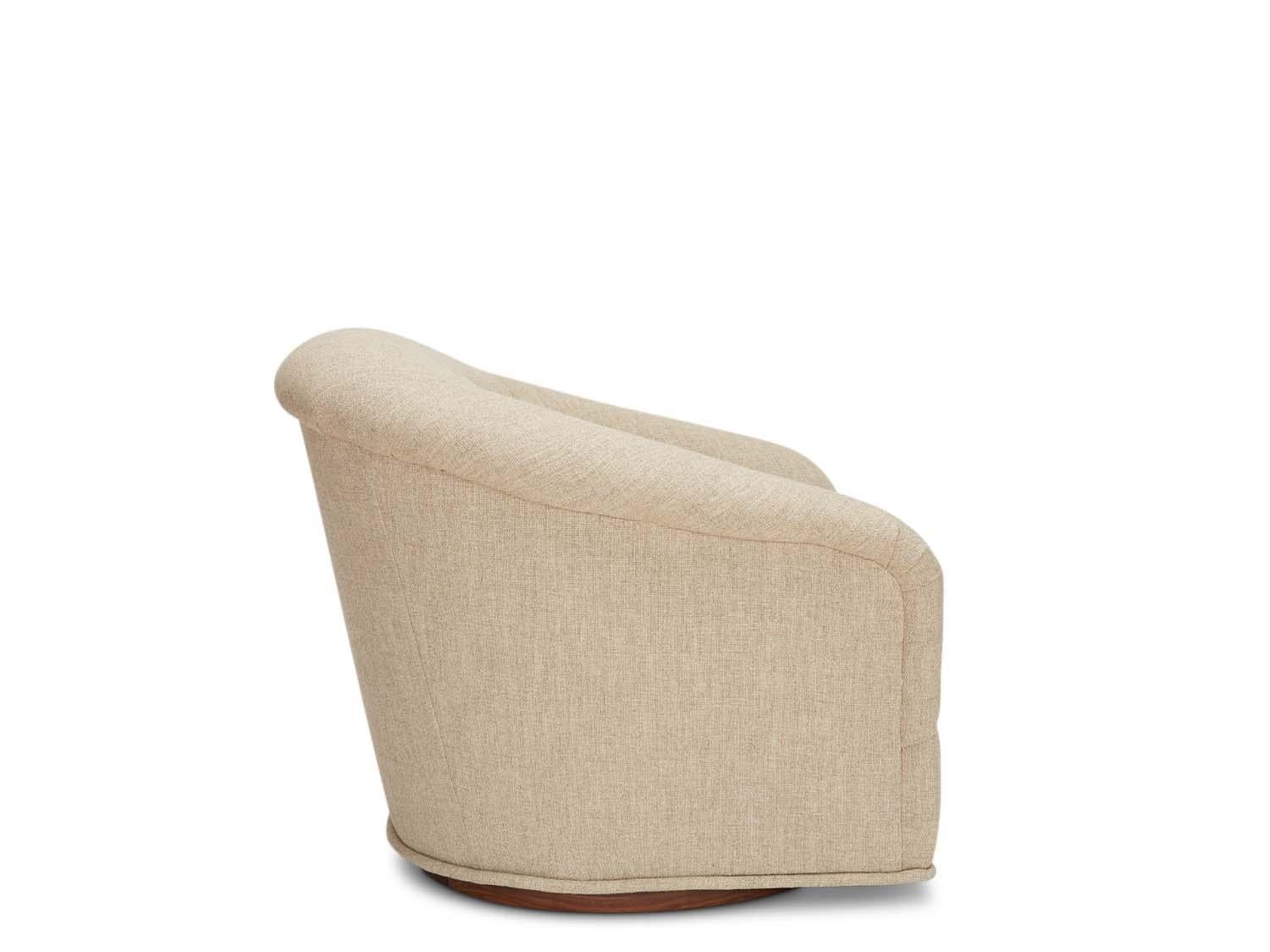 Le fauteuil pivotant Huxley s'inspire des meubles de salon des années 1970. Une forme galbée avec une touffe à une ligne et un long coussin d'assise reposent sur une base en laiton qui pivote.

La collection Lawson-Fenning est conçue et fabriquée à