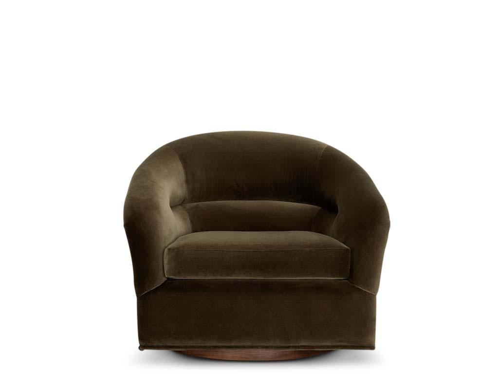 Le fauteuil pivotant Huxley est inspiré des meubles de salon des années 1970. Une forme galbée avec une touffe à une ligne et un long coussin d'assise reposent sur une base en laiton qui pivote.

La collection Lawson-Fenning est conçue et fabriquée