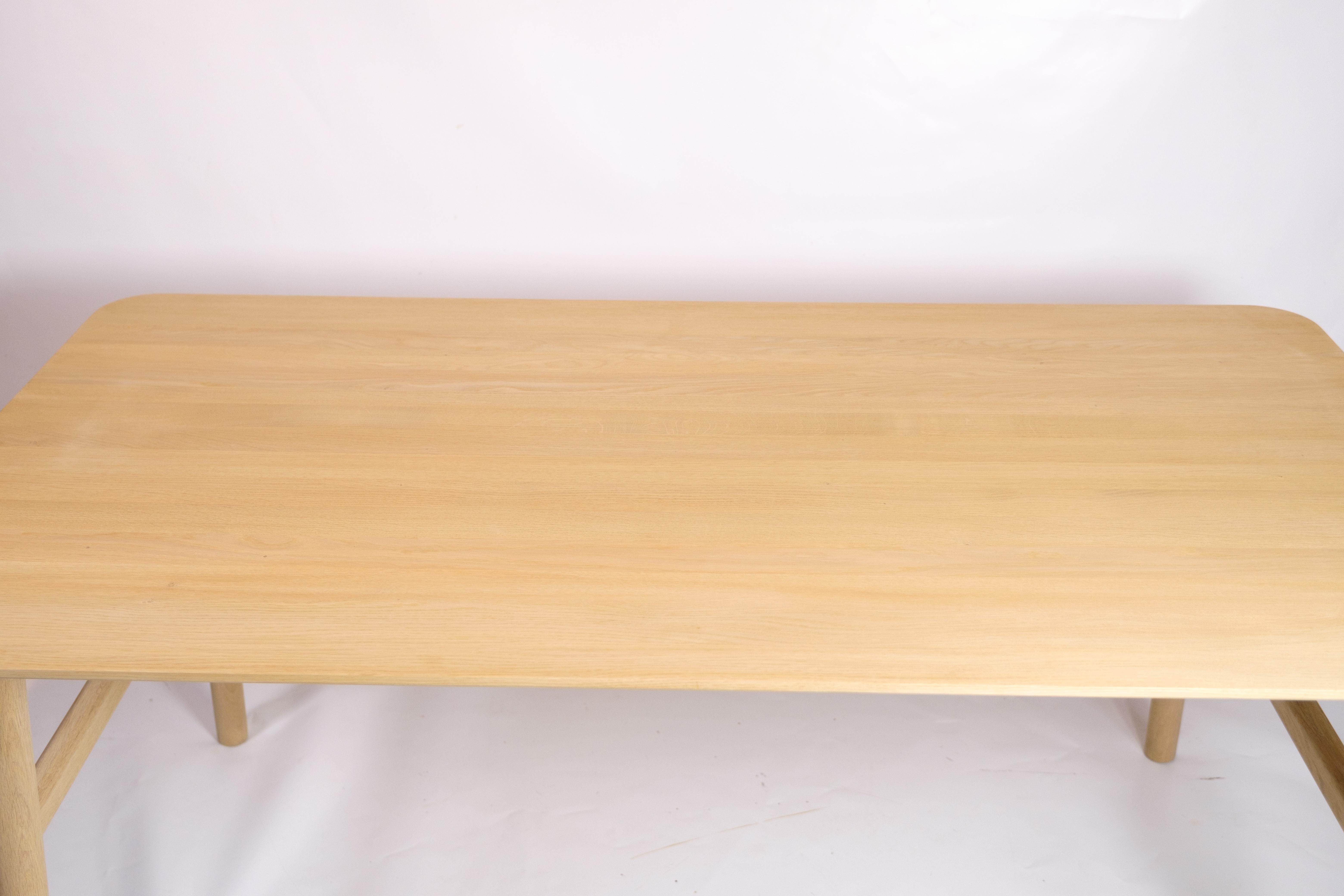 La table Hven de Skagerak, conçue par Anton Björsing, est fabriquée en chêne massif certifié FSC. La table associe des lignes minimalistes à la fonctionnalité nordique et présente un design intemporel aux bords doux et arrondis qui s'intégrera dans