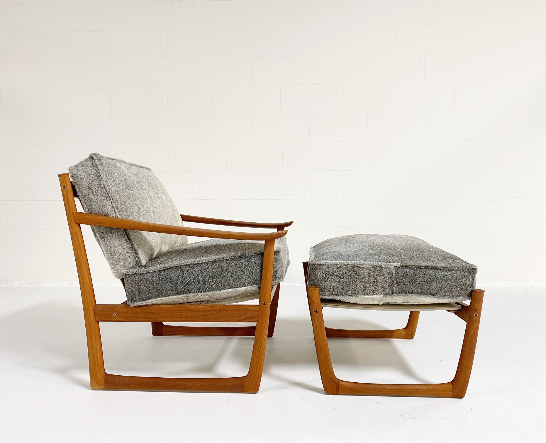 Hvidt und Mlgaard-Nielsen FD-130 Stuhl und Ottomane aus Teakholz mit Rindsleder (Skandinavische Moderne) im Angebot