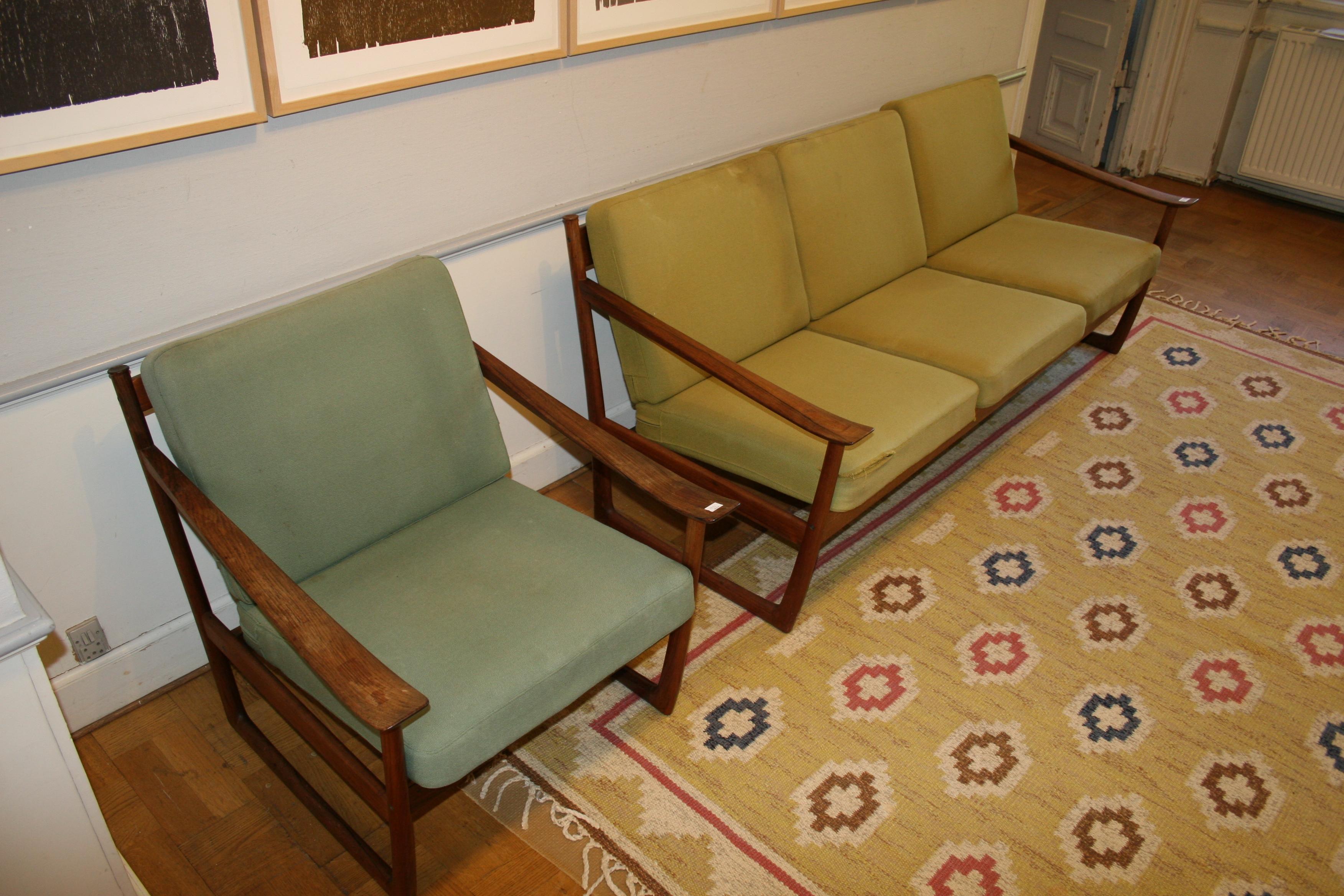 Sofá independiente de tres plazas y butaca a juego de palisandro. Cojines sueltos en asiento y respaldo tapizados con dos tonos diferentes de lana verde. Model 130. Diseñado en 1961. Ejemplares fabricados en los años sesenta por France & Søn, con