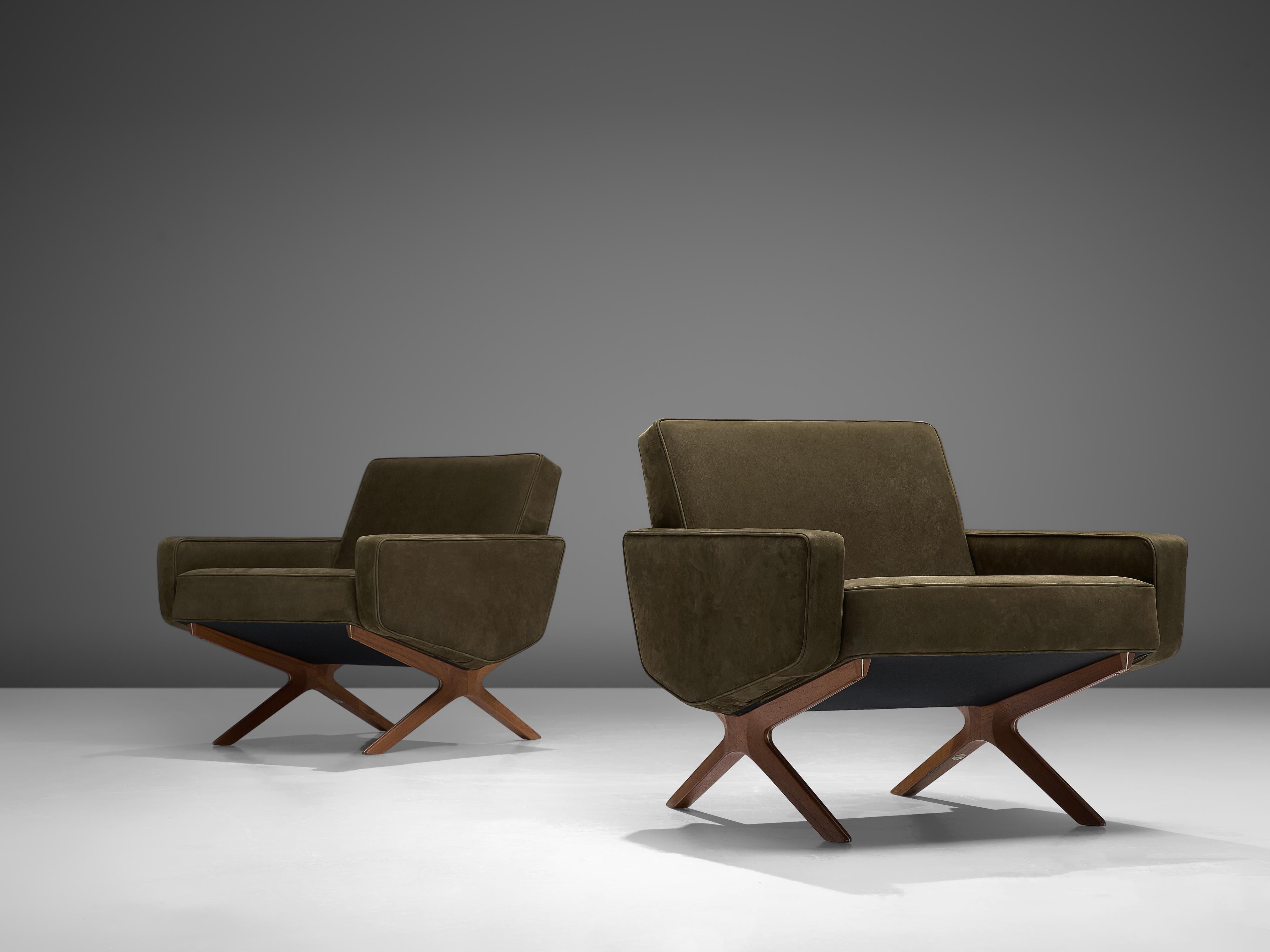 Peter Hvidt & Orla Mølgaard Nielsen for France & Søn, lounge chairs, model ´Silverline´, teak, leather and metal, Denmark, 1960s. 

Comfortable lounge chairs with an architectural design by Danish designers Hvidt & Mølgaard Nielsen. This model is
