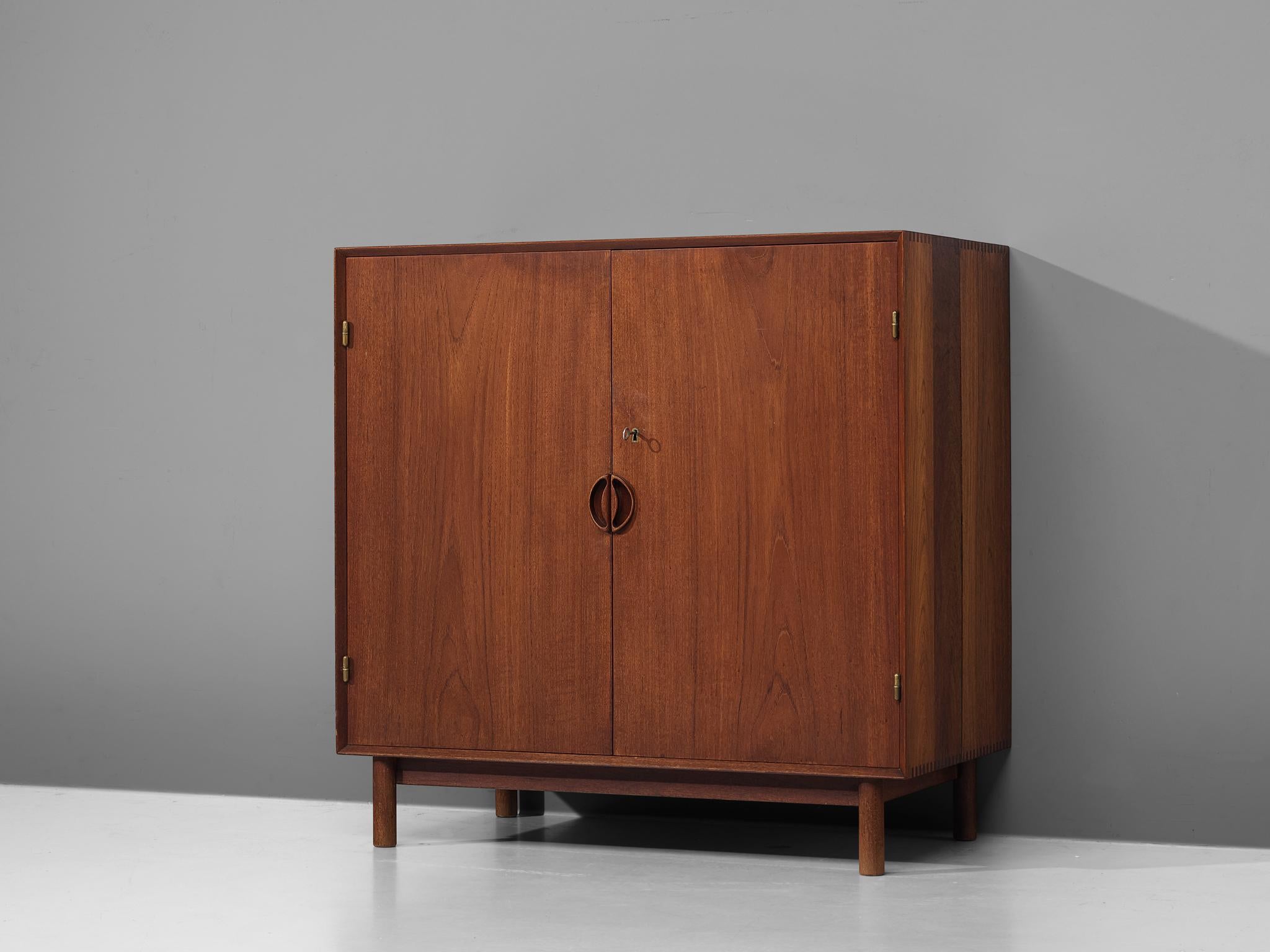 Peter Hvidt & Orla Mølgaard-Nielsen for Søborg Møbelfabrik, cabinet, teak, Denmark, 1950s.

This cabinet executed in solid teak is a design by the Danish designers Peter Hvidt and Orla Mølgaard-Nielsen. It convinces both visual and functional, as