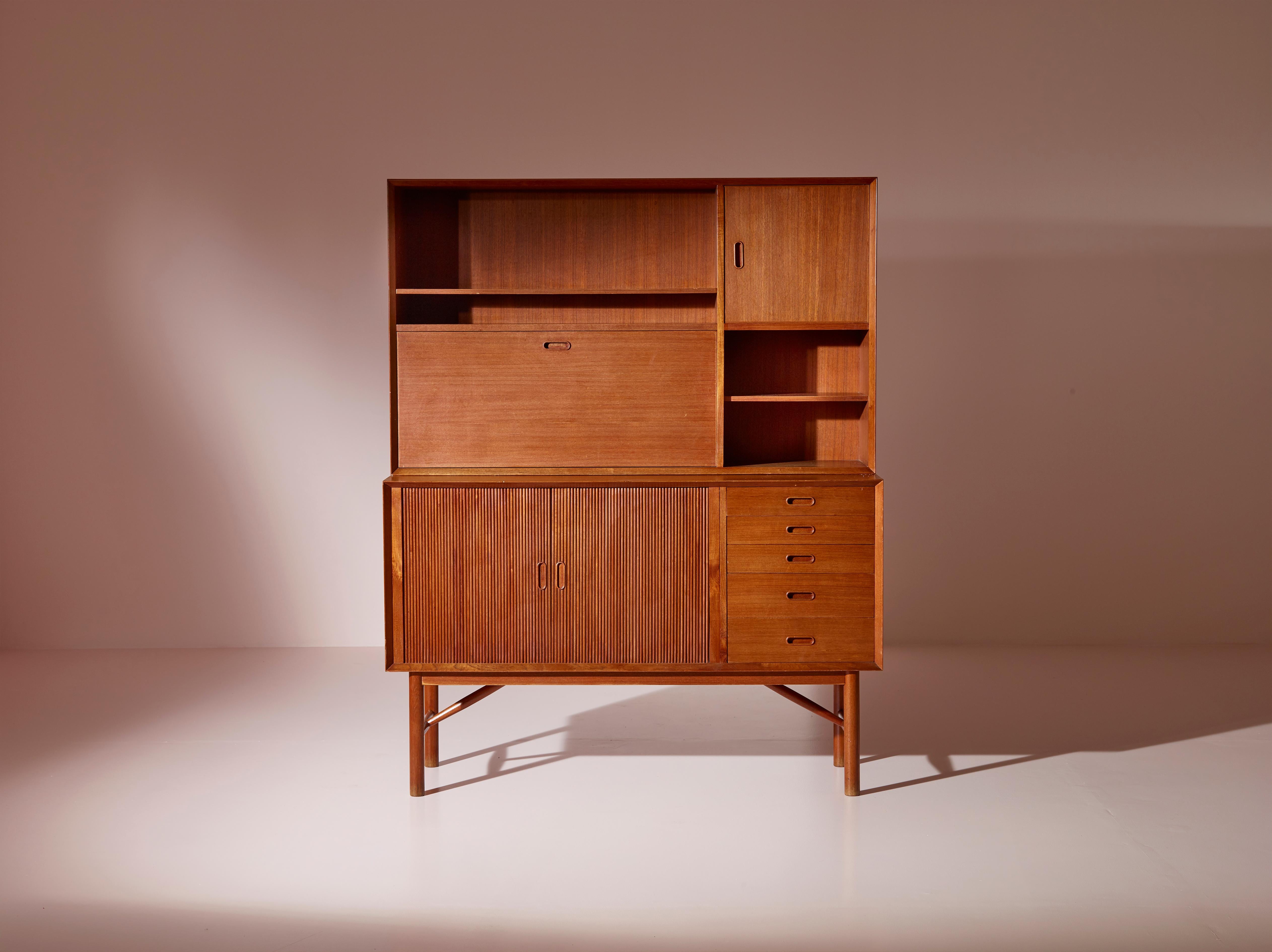 Crafted by Søborg Møbelfabrik in Denmark during the 1950s, this modular set by Peter Hvidt & Orla Mølgaard Nielsen is made from solid teak wood.

The set includes the exquisite sideboard Model 309C, accompanied by an additional shelf that can be