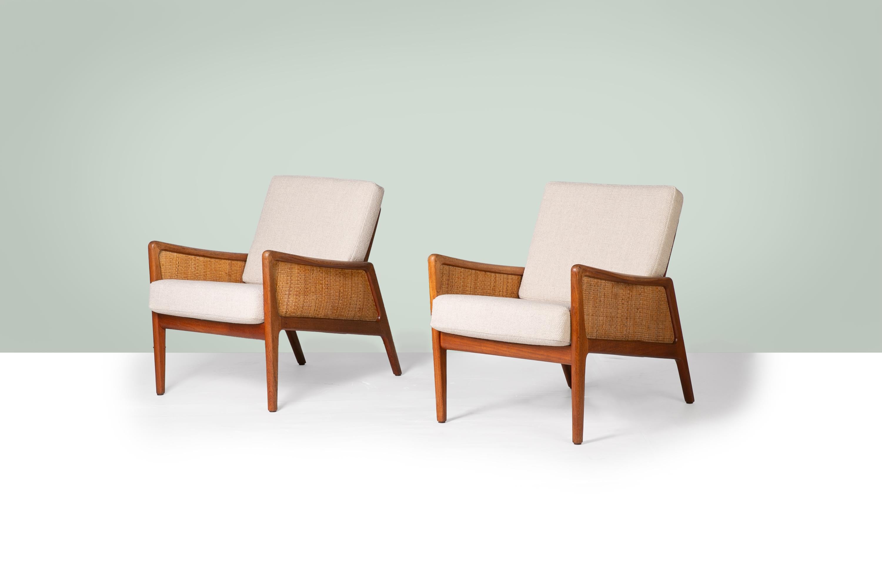 Una coppia di sedie FD 151 Easy Chairs, progettate nel 1956 dai designer danesi Peter Hvidt & Mølgaard-Nielsen e prodotte da France & Daverkosen alla fine degli anni '50, con nuovi cuscini in tessuto bouclé di lana di de ploeg o in un tessuto a tua