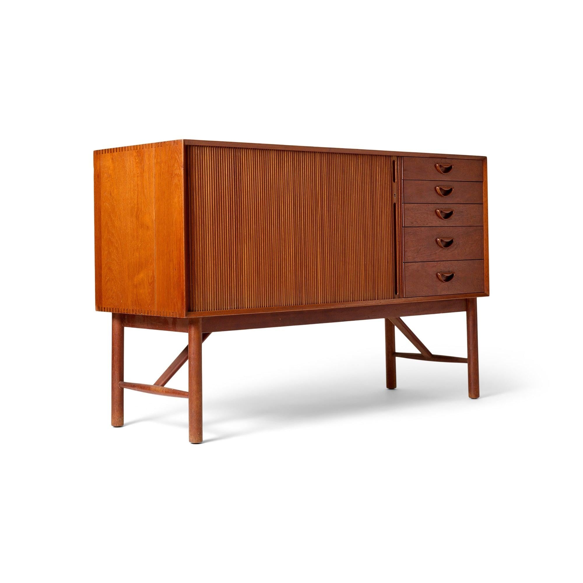 Eine massive Teakholz-Credenza mit zwei Rolltüren, fünf Schubladen, schönem Schwalbenschwanzgehäuse und einer asymmetrischen Front.