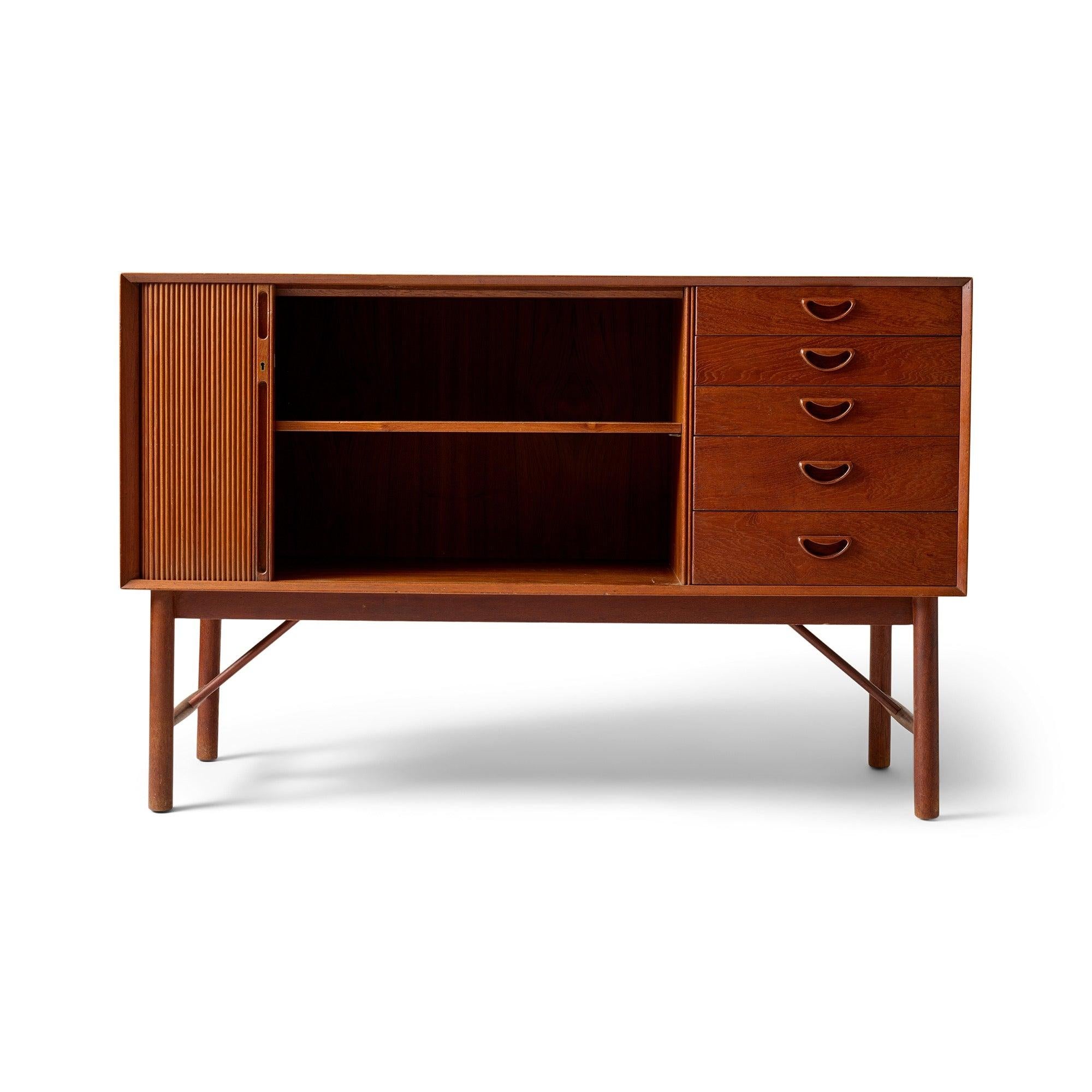 Hvidt & Nielsen Tambour-Credenza von Peter Hvidt & Orla Mölgaard-Nielsen, 1957 im Zustand „Relativ gut“ im Angebot in Sagaponack, NY