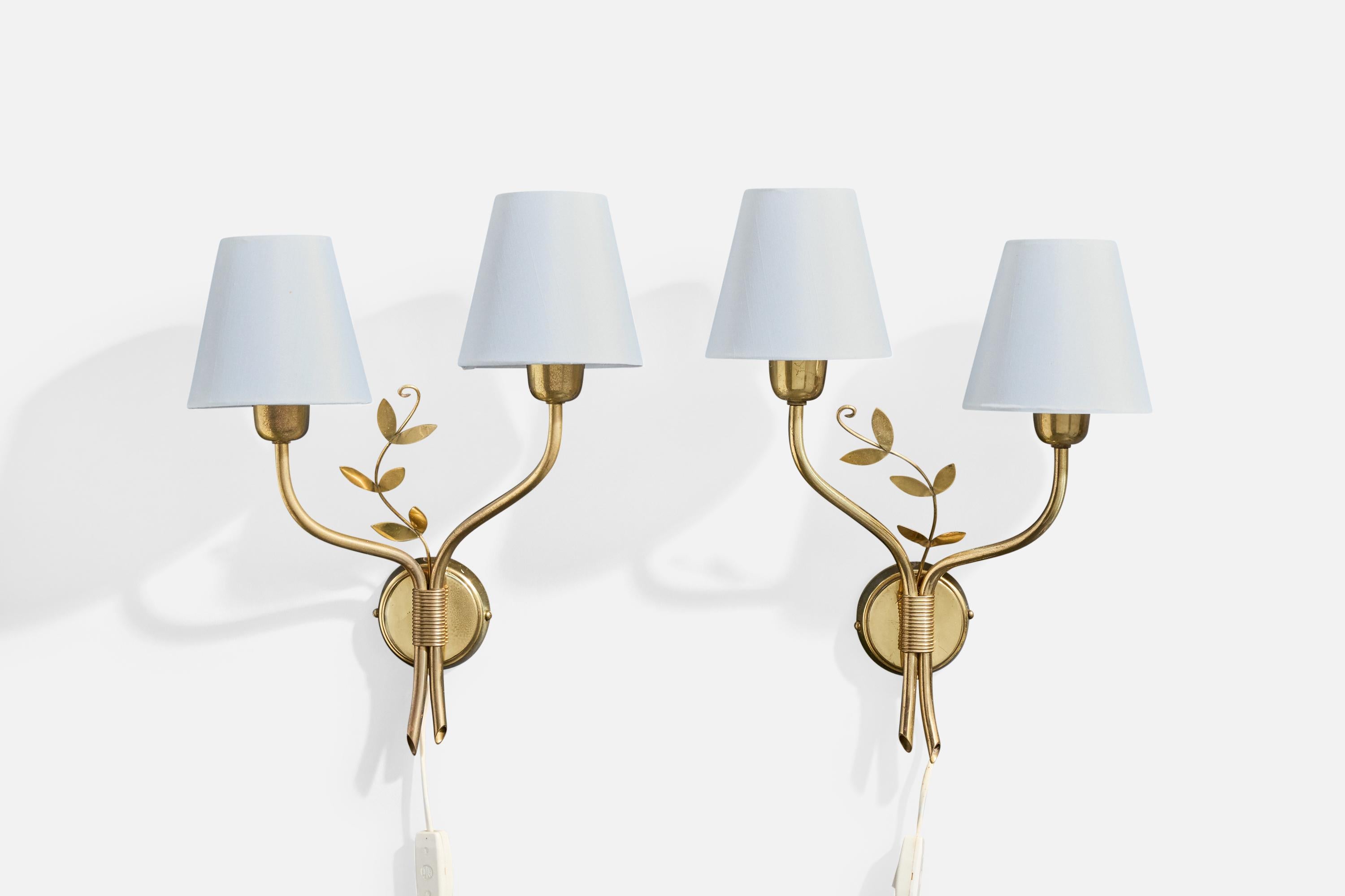 A pair of brass and white fabric wall lights produced by Høvik Verk, Norway, c. 1950s.

Very light oxidation and scratching present throughout brass. 

Overall Dimensions (Inches): 14.5