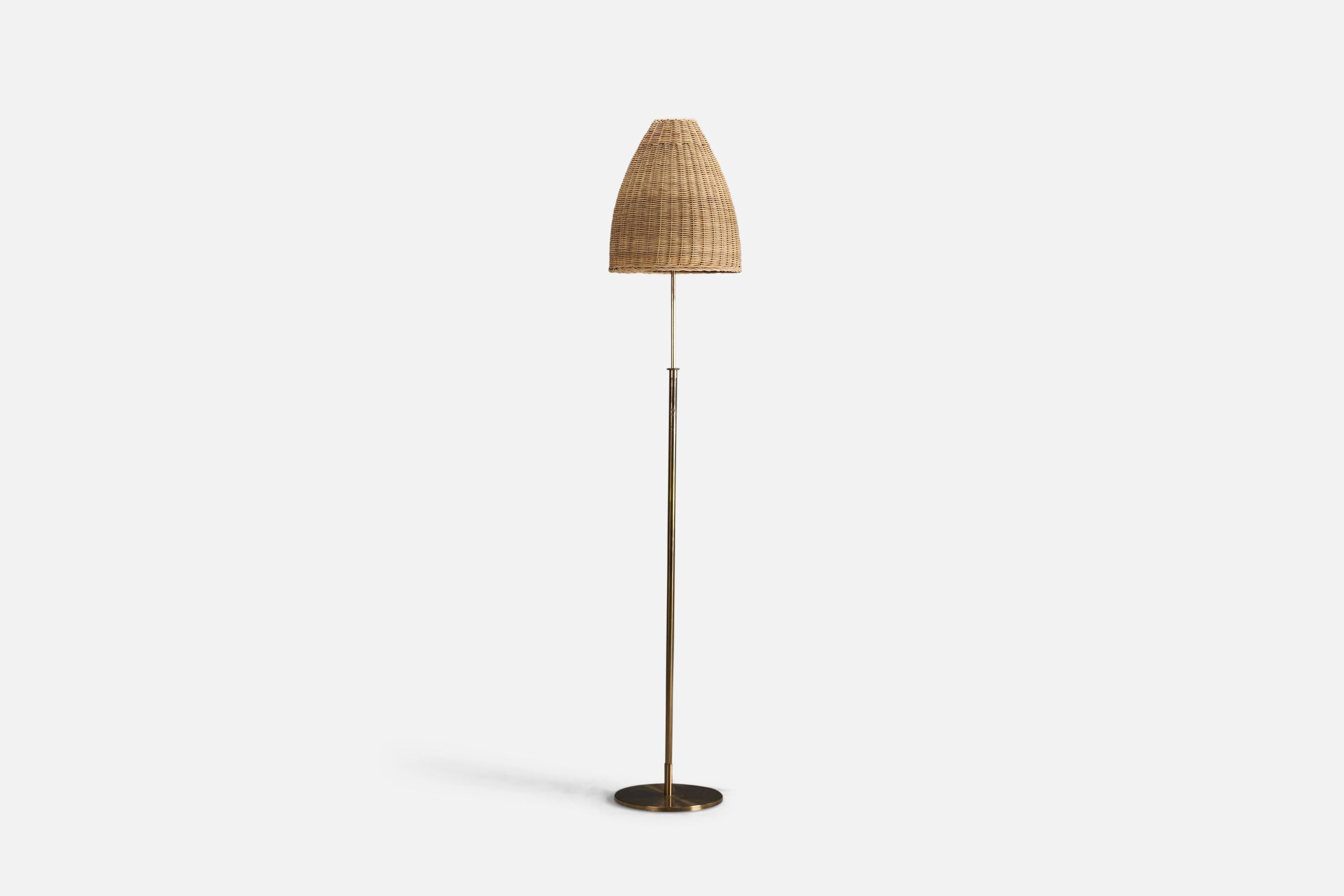 A brass and rattan floor lamp designed and produced by H.W. Armatur, Sweden, 1940s.

Socket takes standard E-26 medium base bulb.

There is no maximum wattage stated on the fixture.