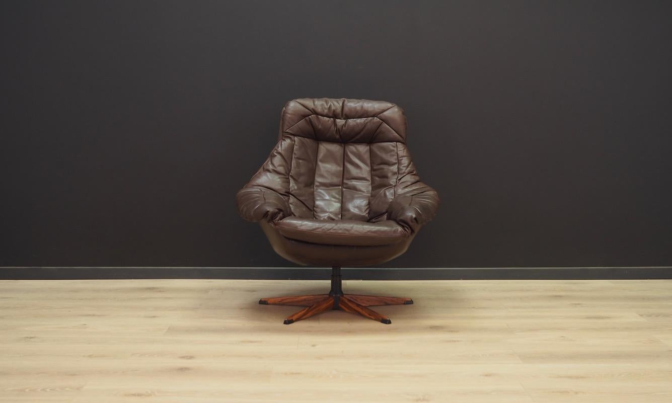 Fantastic armchair from the 1960s-1970s, the design of the renowned designer H. W. Klein. Original leather upholstery, metal base. Maintained in good condition (has signs of use) - directly to use.

Dimensions: height 88 cm width 85 cm depth 80 cm