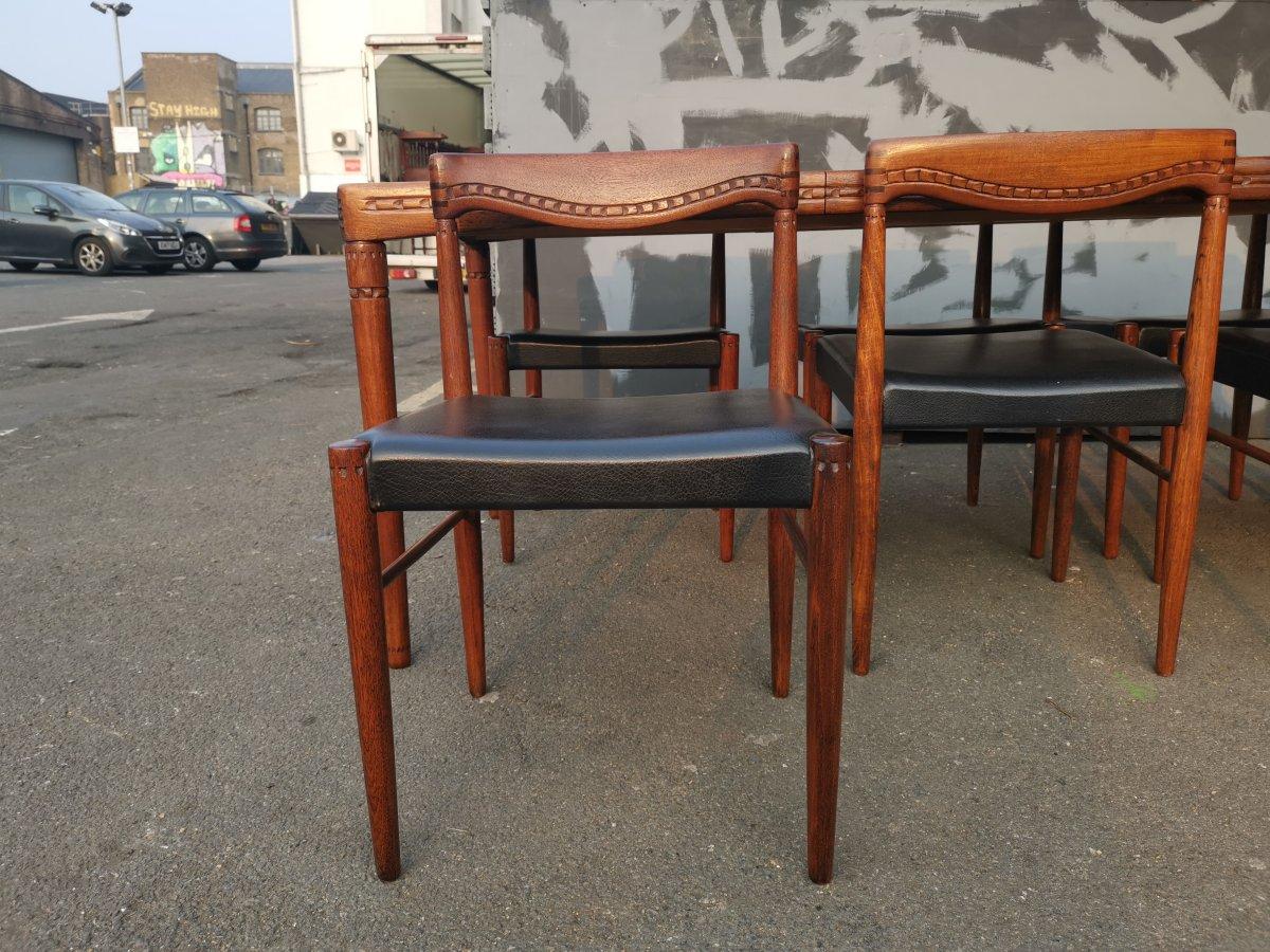 HW Klein, Skandinavischer ausziehbarer Bramin-Esstisch mit sechs Stühlen mit Schnitzereien im Angebot 3