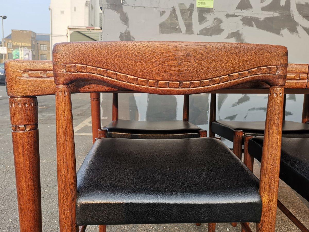 HW Klein, table de salle à manger scandinave à rallonge et six chaises sculptées Bramin en vente 5