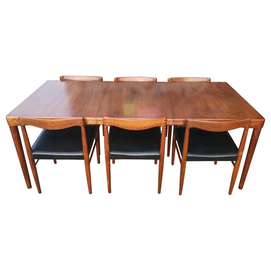 HW Klein, table de salle à manger scandinave à rallonge et six chaises sculptées Bramin