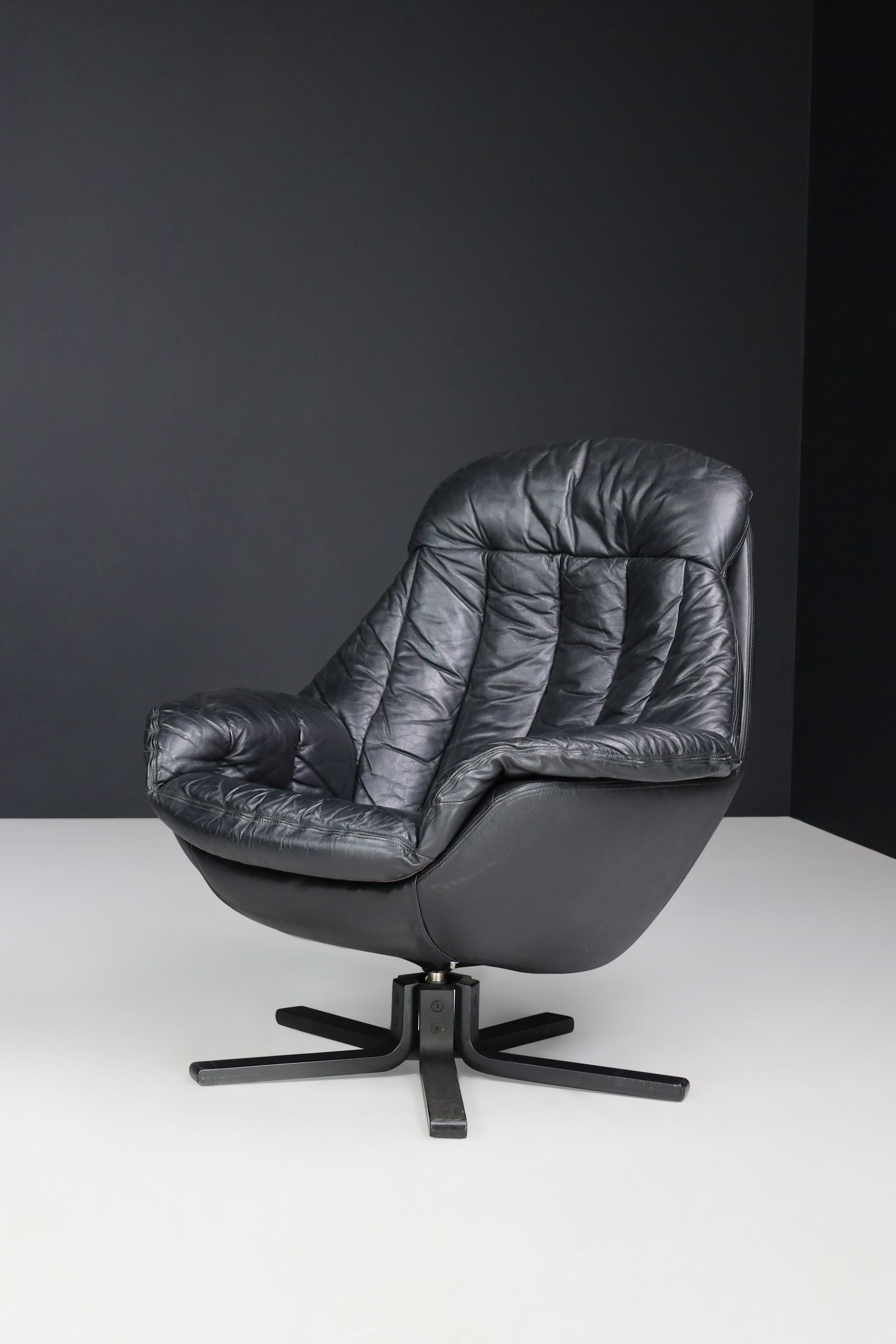 H.W. Klein for Bramin Leather Swivel Lounge Chairs, Denmark 1970s For Sale 4