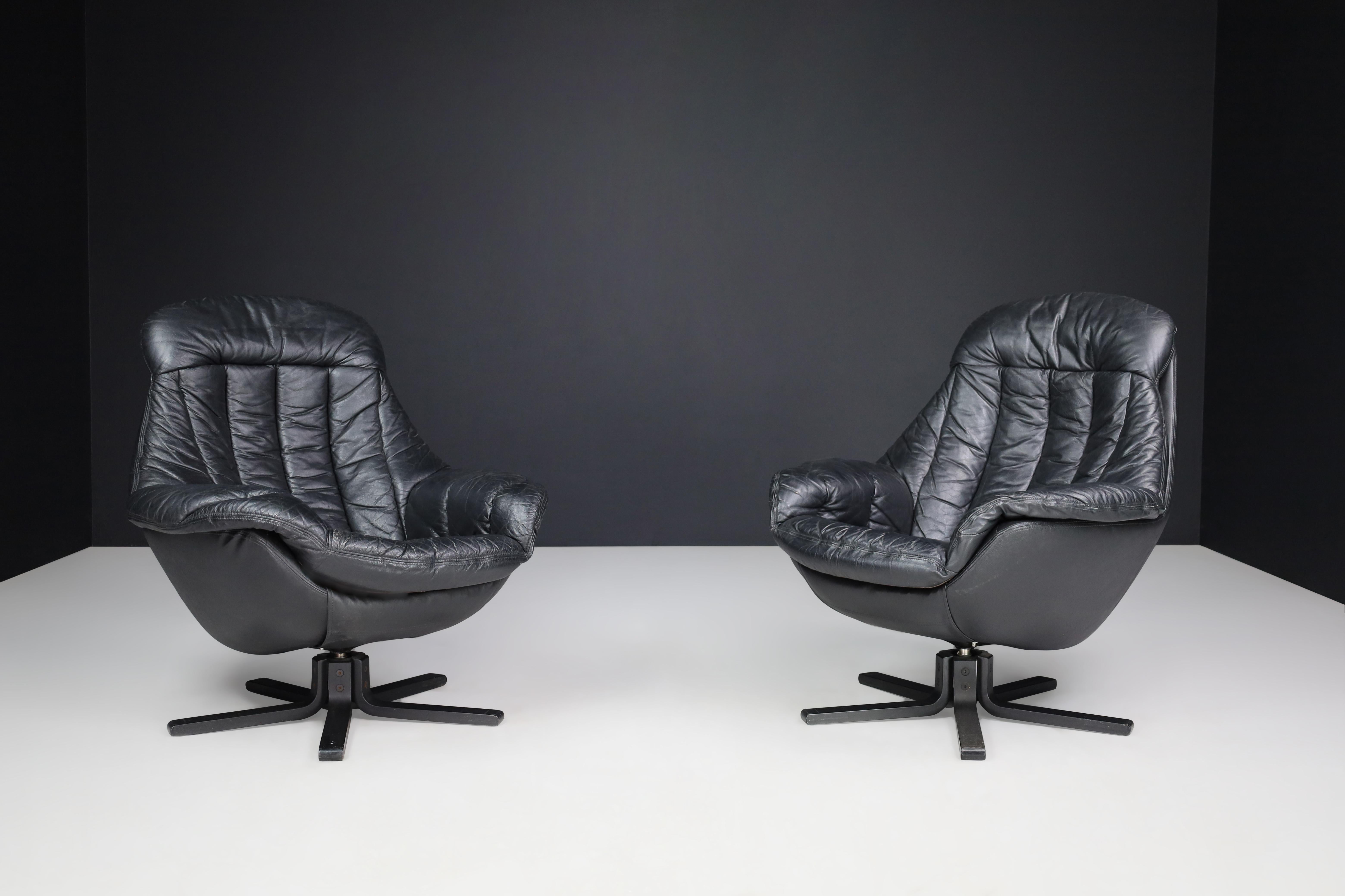 H.W. Klein for Bramin leather Swivel lounge chairs, Denmark 1970s

This vintage leather swivel lounge chair, designed by H.W. Klein for Bramin in Denmark during the 1970s, is a beautiful addition to any interior. Its ergonomic design offers a