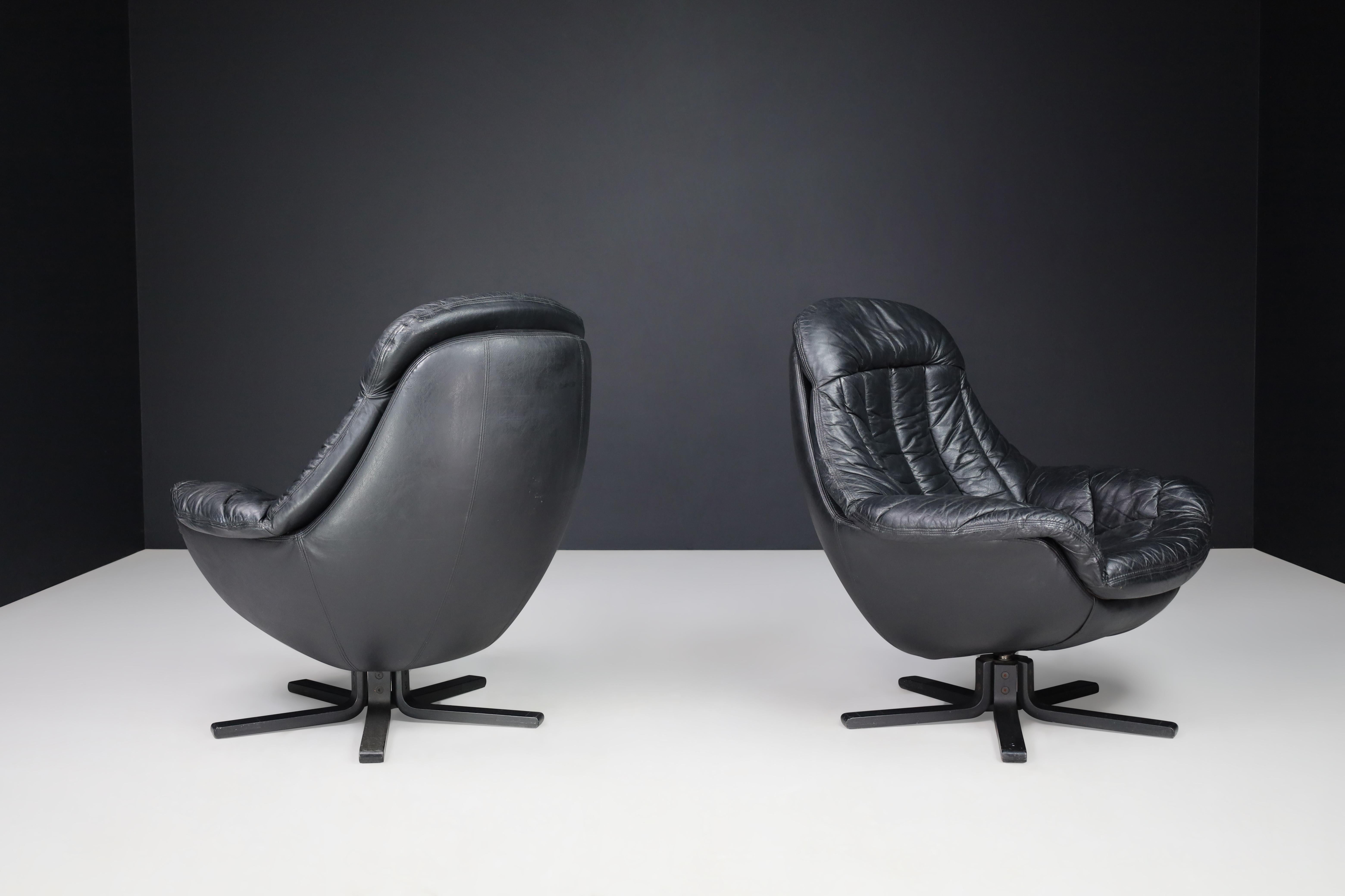 Scandinavian Modern H.W. Klein for Bramin Leather Swivel Lounge Chairs, Denmark 1970s For Sale