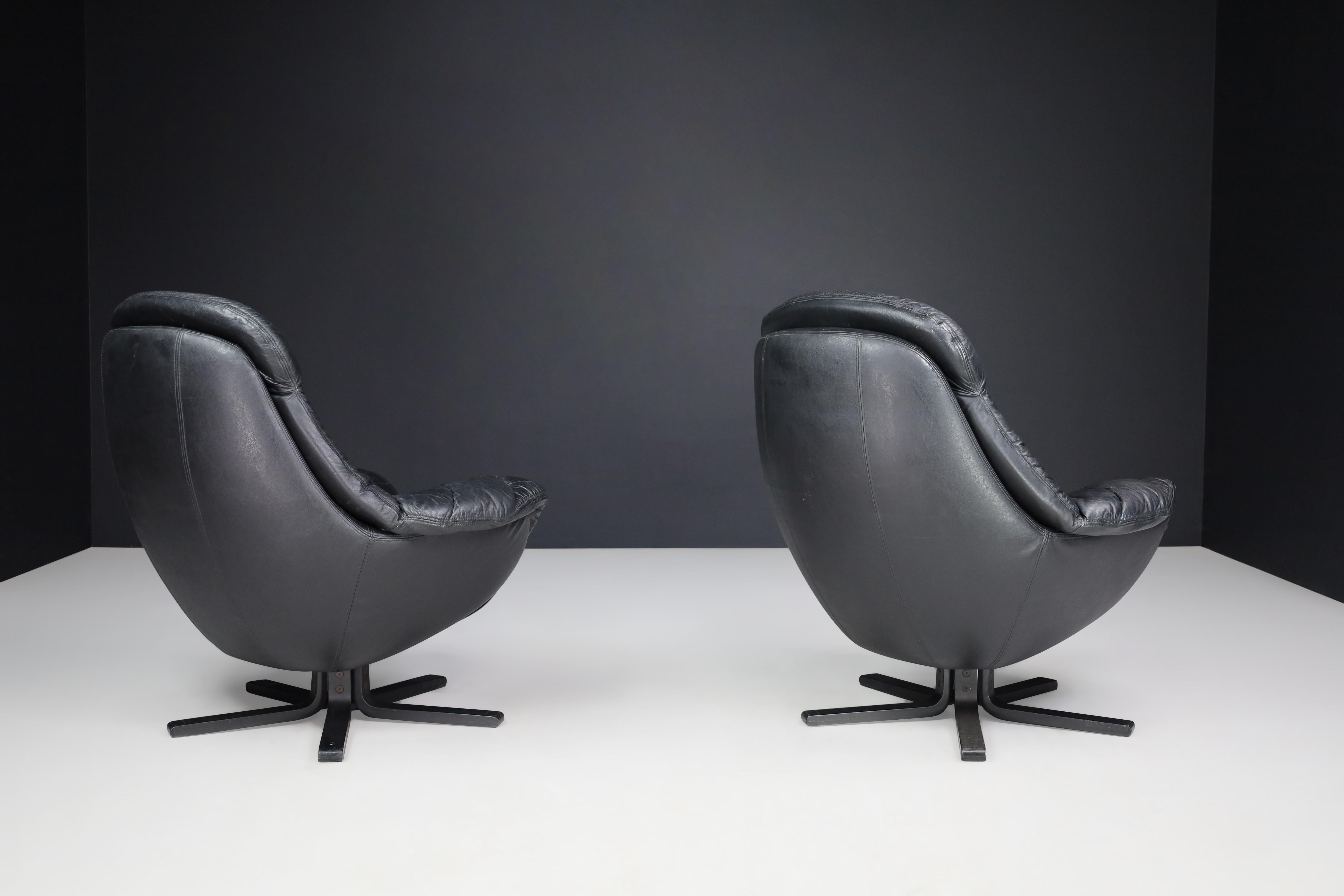 H.W. Klein for Bramin Leather Swivel Lounge Chairs, Denmark 1970s In Good Condition For Sale In Almelo, NL