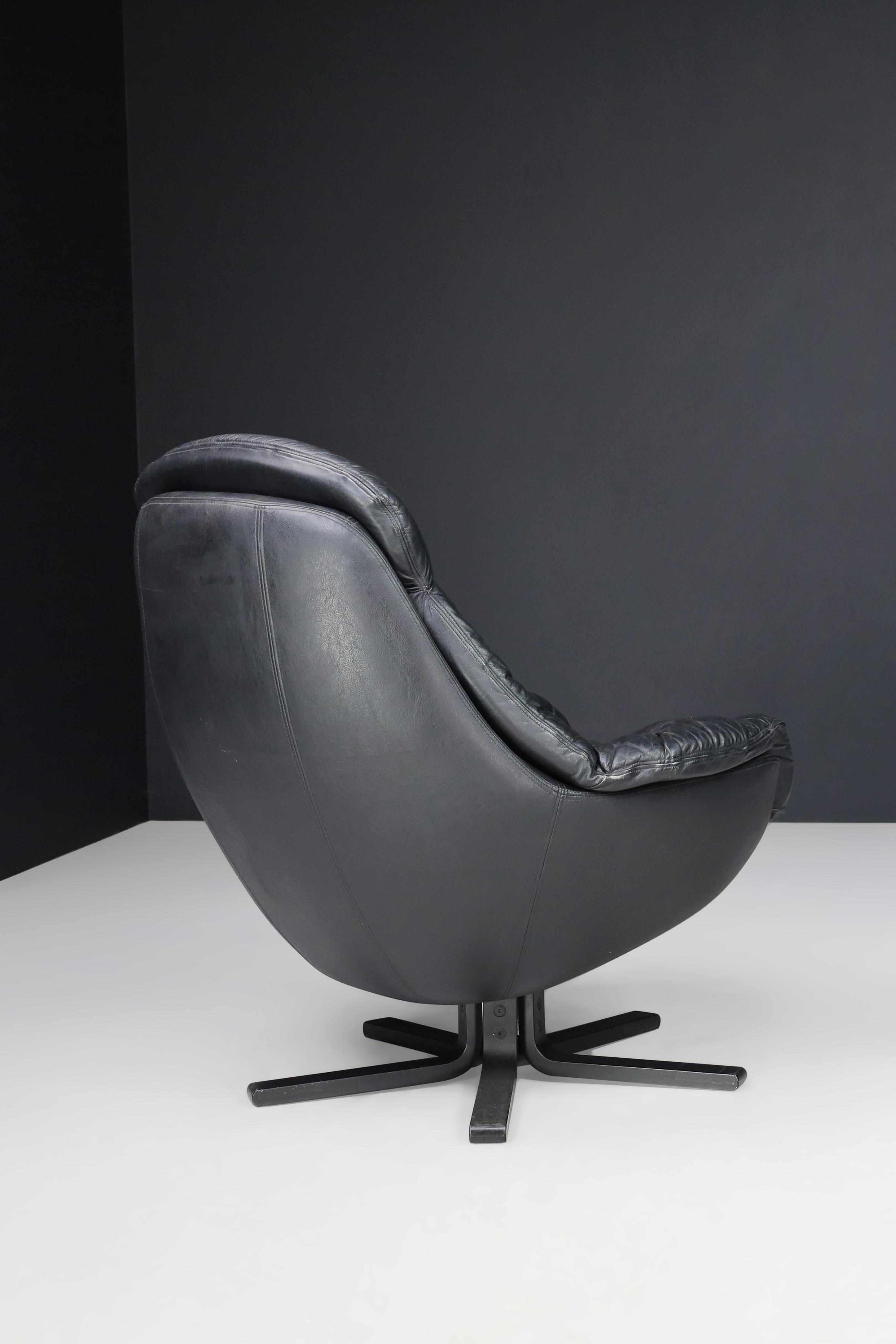 20th Century H.W. Klein for Bramin Leather Swivel Lounge Chairs, Denmark 1970s For Sale