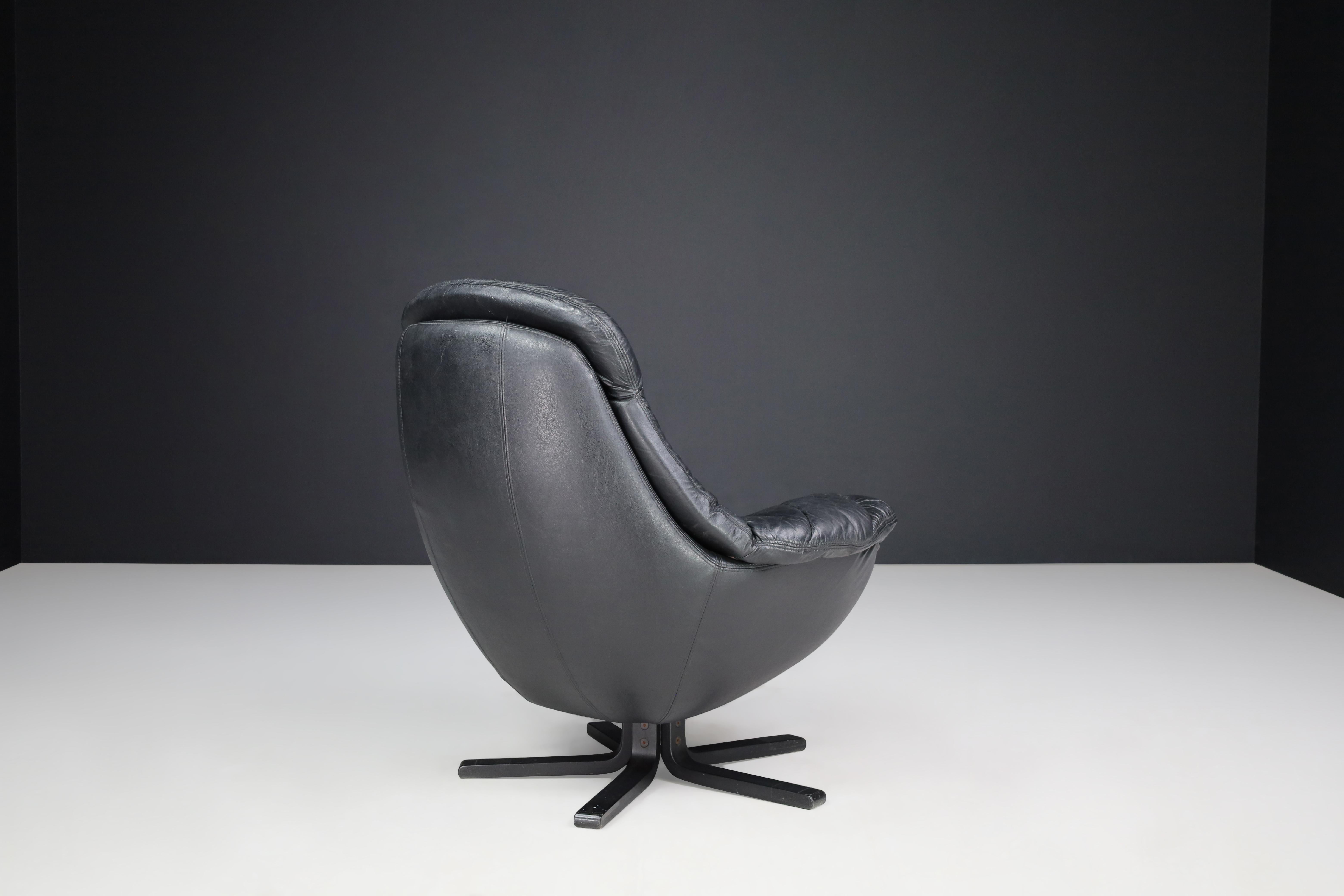 H.W. Klein for Bramin Leather Swivel Lounge Chairs, Denmark 1970s For Sale 1