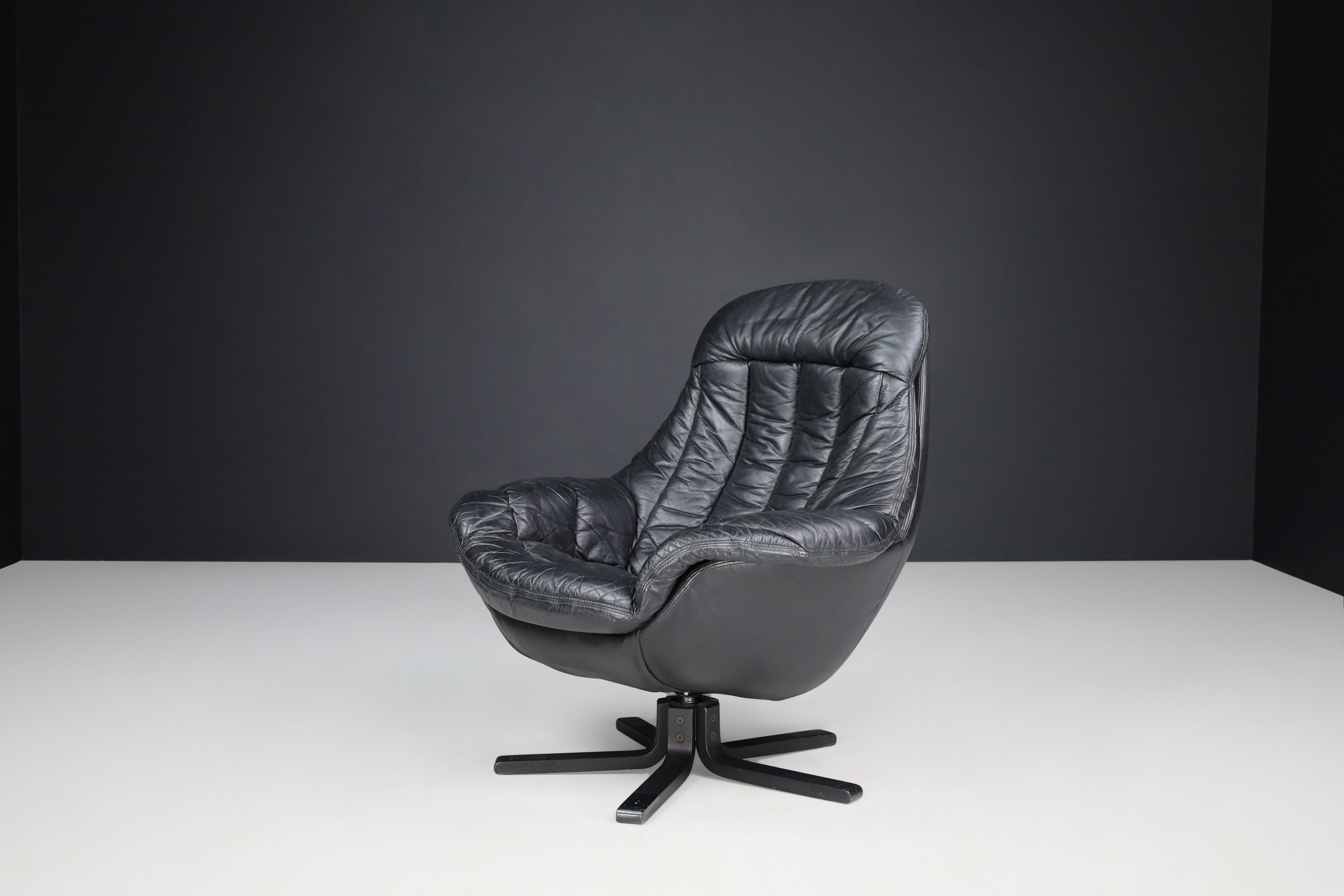 H.W. Klein for Bramin Leather Swivel Lounge Chairs, Denmark 1970s For Sale 2